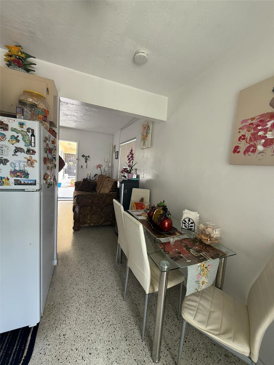   /   кв.футов $ 2025-08-11 0 Фото