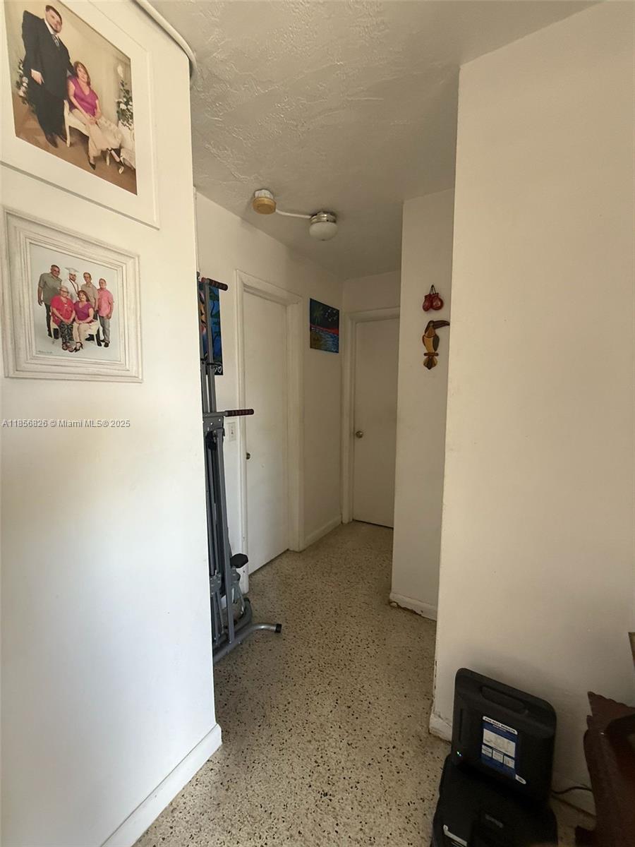   /   кв.футов $ 2025-08-11 0 Фото