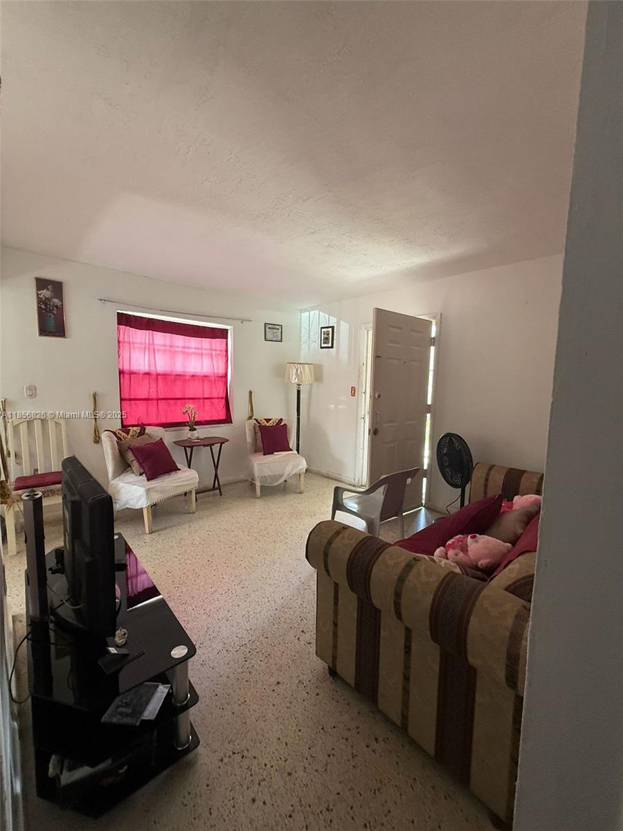   /   кв.футов $ 2025-08-11 0 Фото