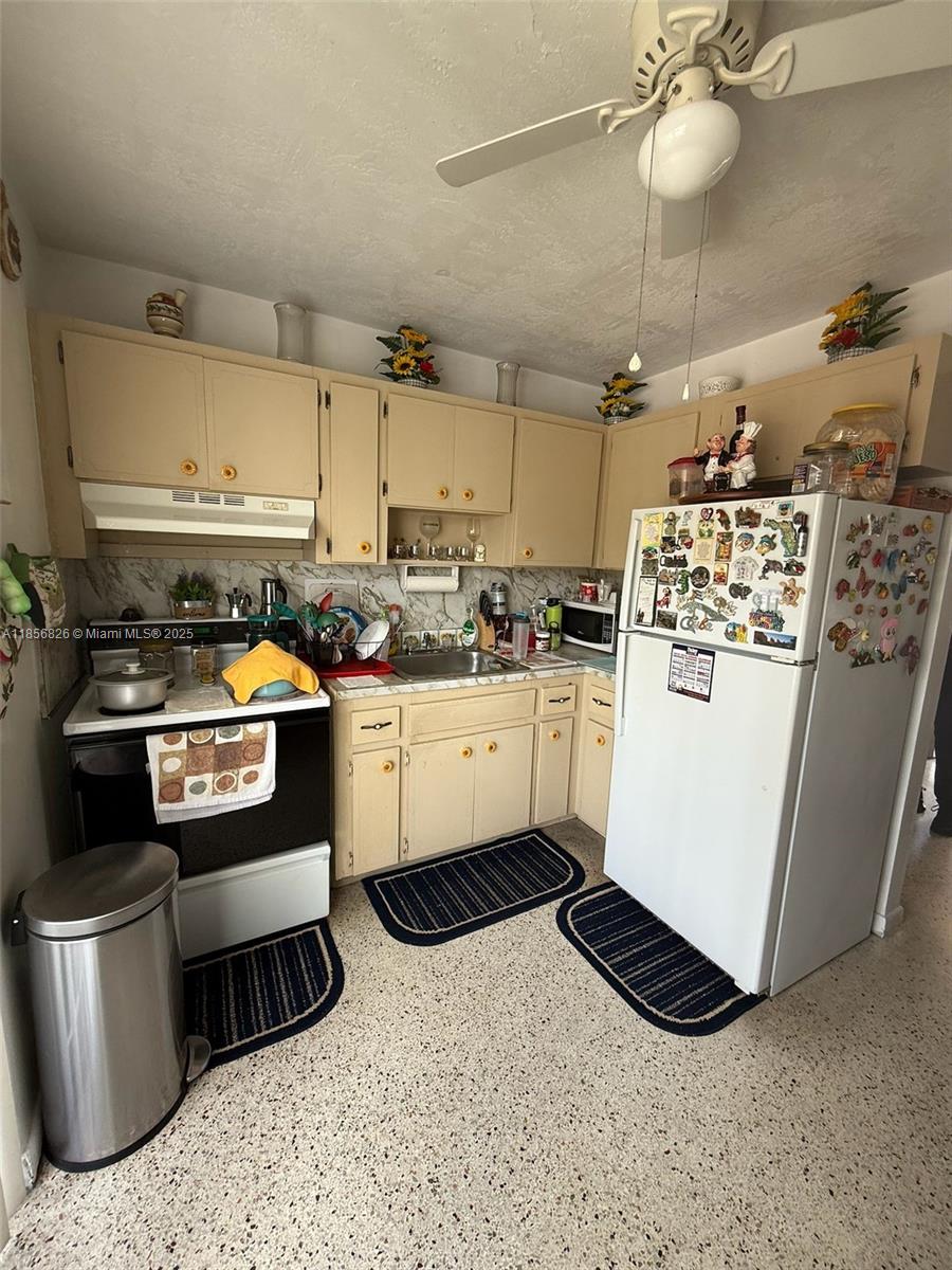   /   кв.футов $ 2025-08-11 0 Фото