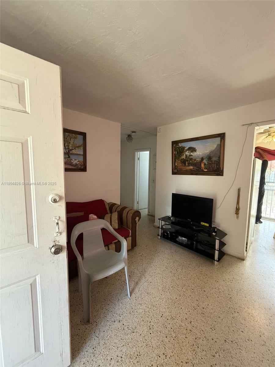   /   кв.футов $ 2025-08-11 0 Фото
