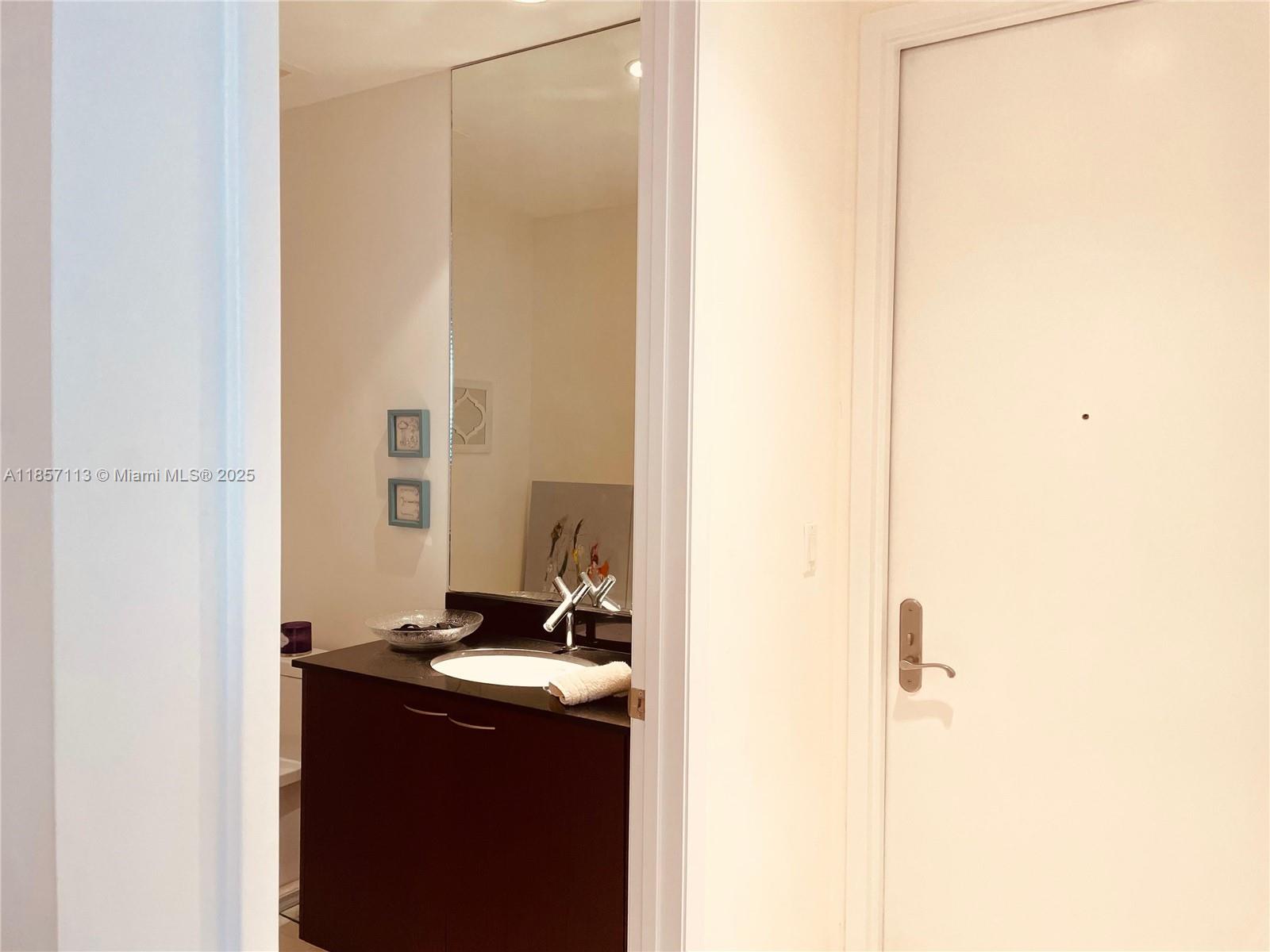 See details 1402 3 / 4 1979 sq. ft. $ 2025-08-12 0 Photo