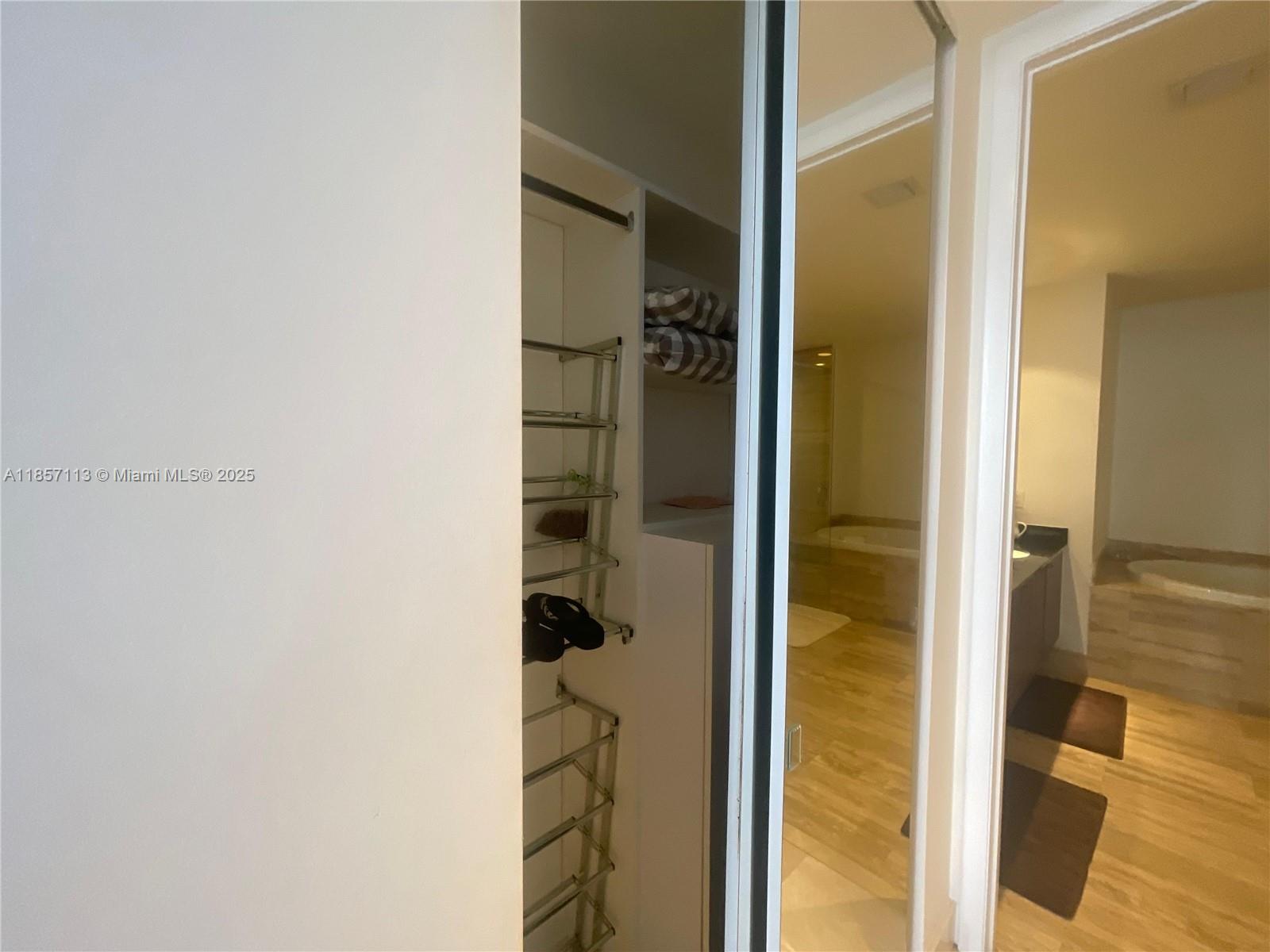 See details 1402 3 / 4 1979 sq. ft. $ 2025-08-12 0 Photo