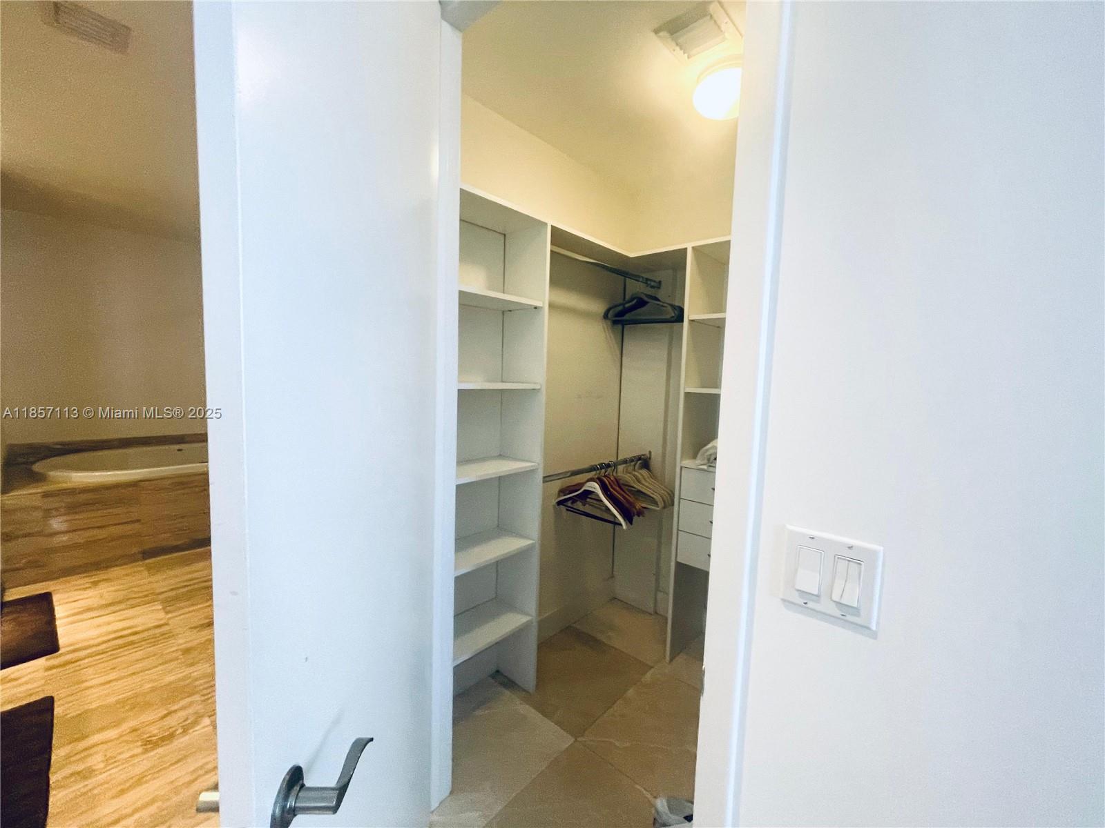 See details 1402 3 / 4 1979 sq. ft. $ 2025-08-12 0 Photo