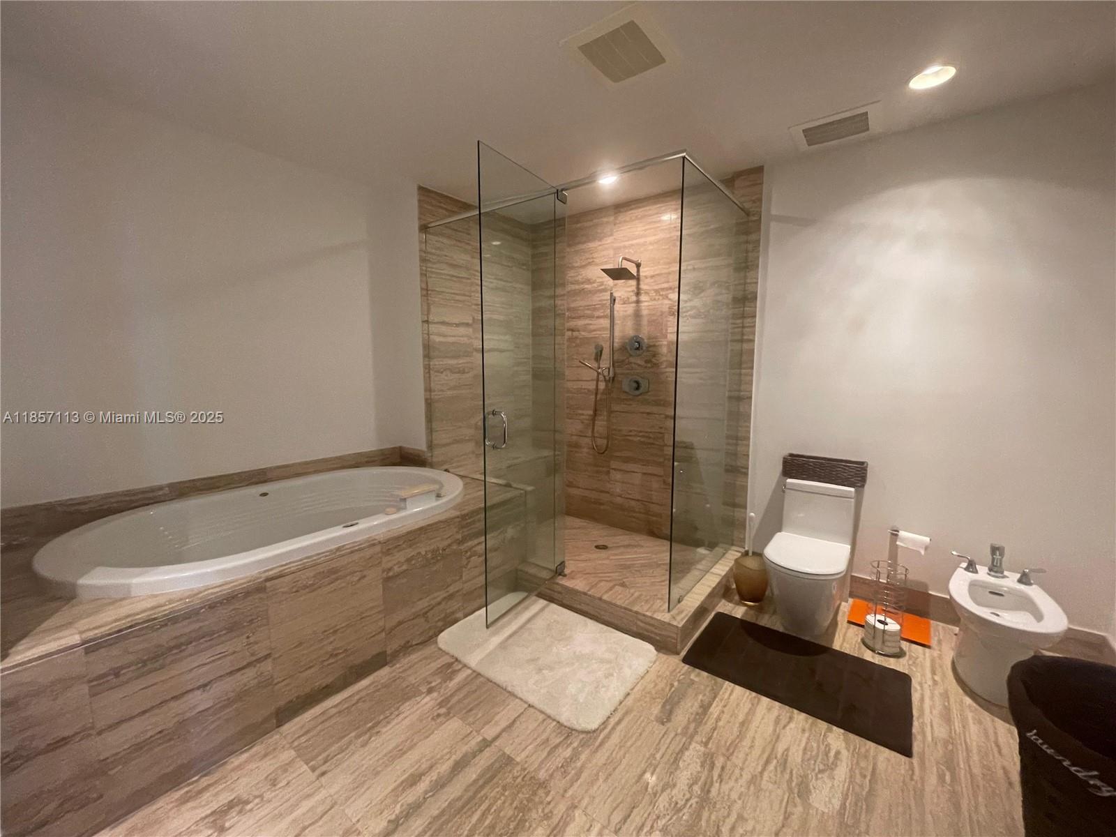 See details 1402 3 / 4 1979 sq. ft. $ 2025-08-12 0 Photo