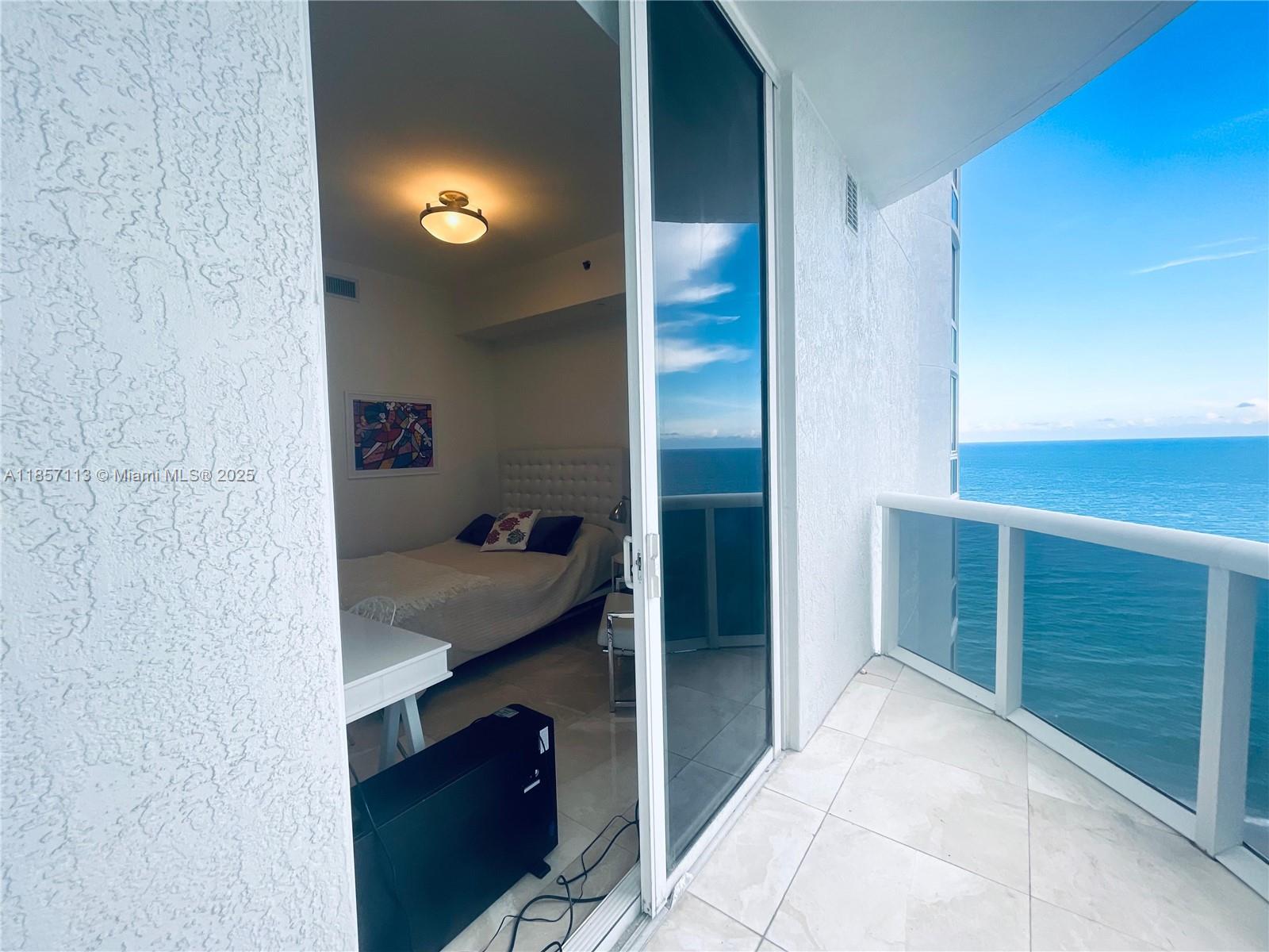 See details 1402 3 / 4 1979 sq. ft. $ 2025-08-12 0 Photo