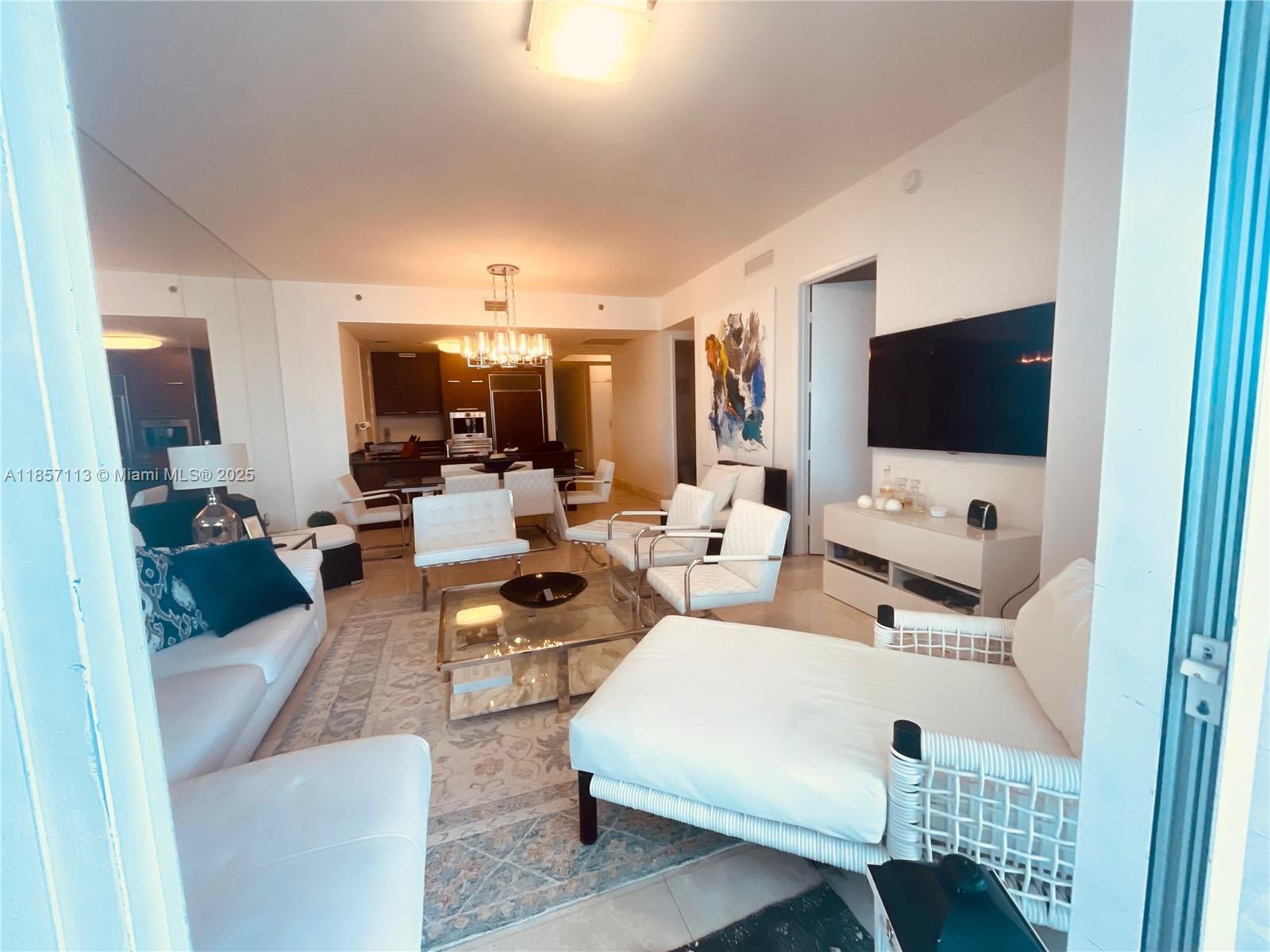 See details 1402 3 / 4 1979 sq. ft. $ 2025-08-12 0 Photo