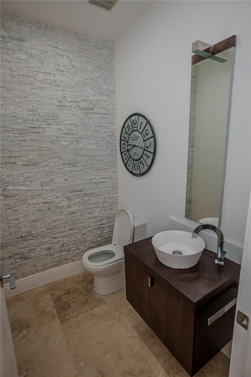 Photo of 822 Meridian Ln  (822), Hollywood, Florida, 33019 - Guest Bathroom