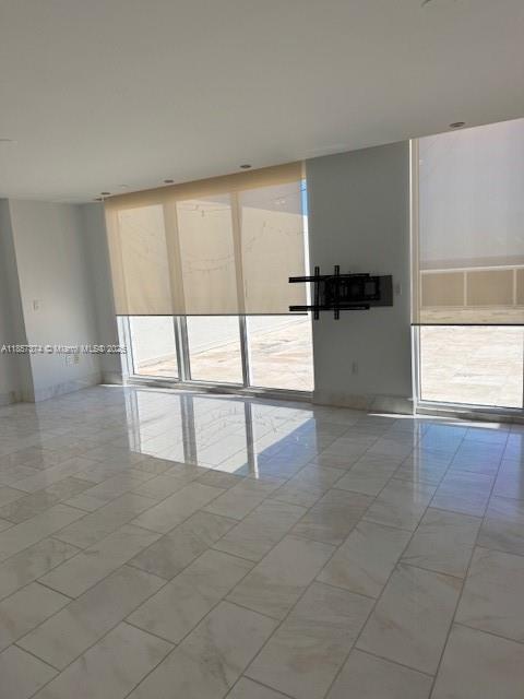 Ver detalles PH4402 3 / 5 2570 sq. ft. $ 2025-08-12 0 foto