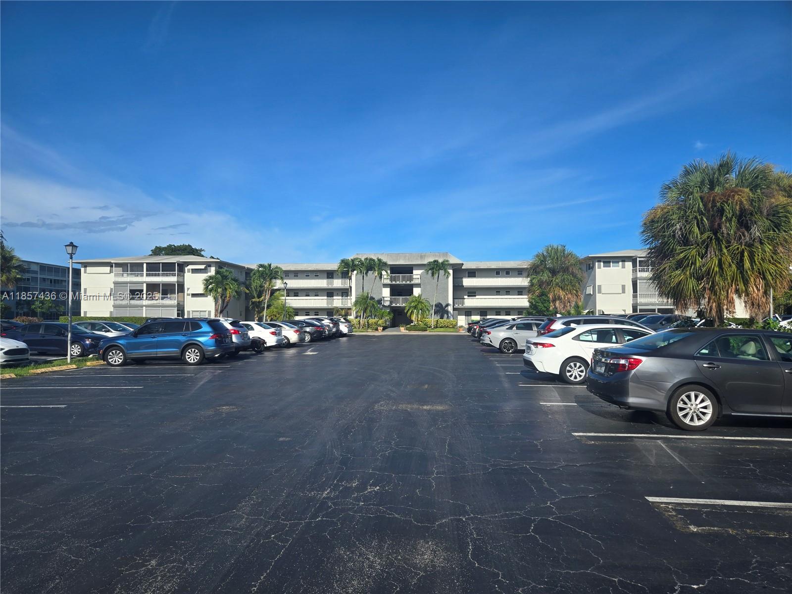 302 2 / 2 899 sq. ft. $ 2025-08-12 0 foto