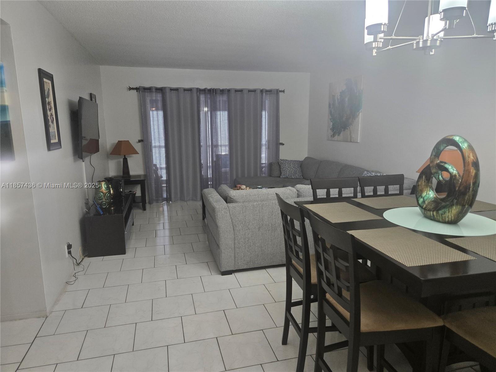 302 2 / 2 899 sq. ft. $ 2025-08-12 0 foto