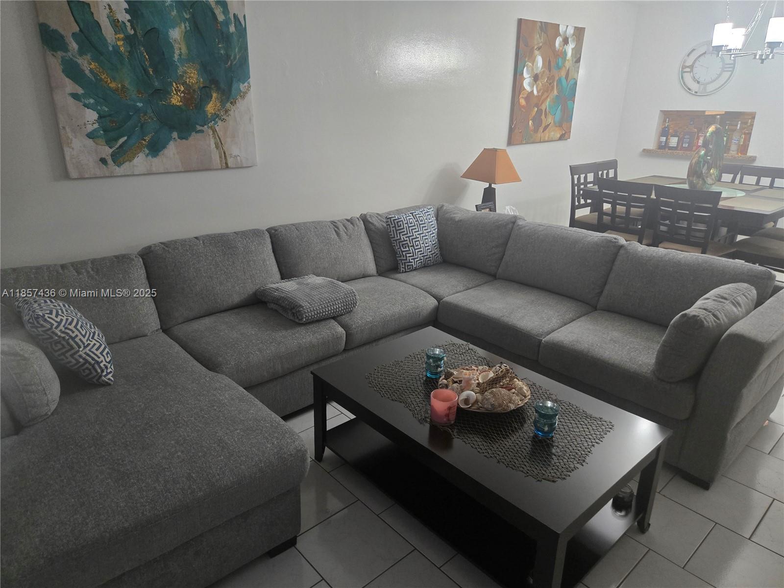 302 2 / 2 899 sq. ft. $ 2025-08-12 0 foto
