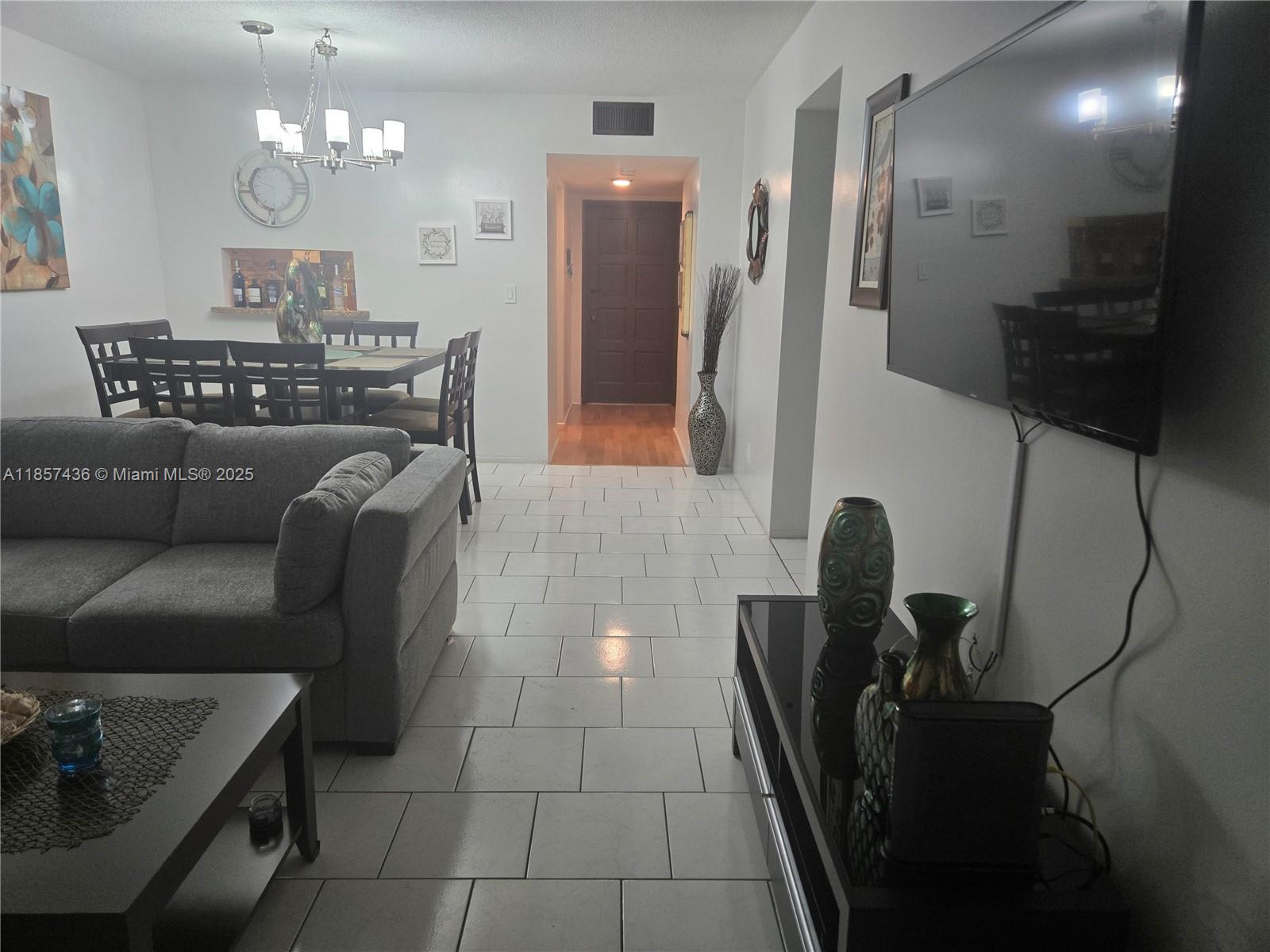 302 2 / 2 899 sq. ft. $ 2025-08-12 0 foto