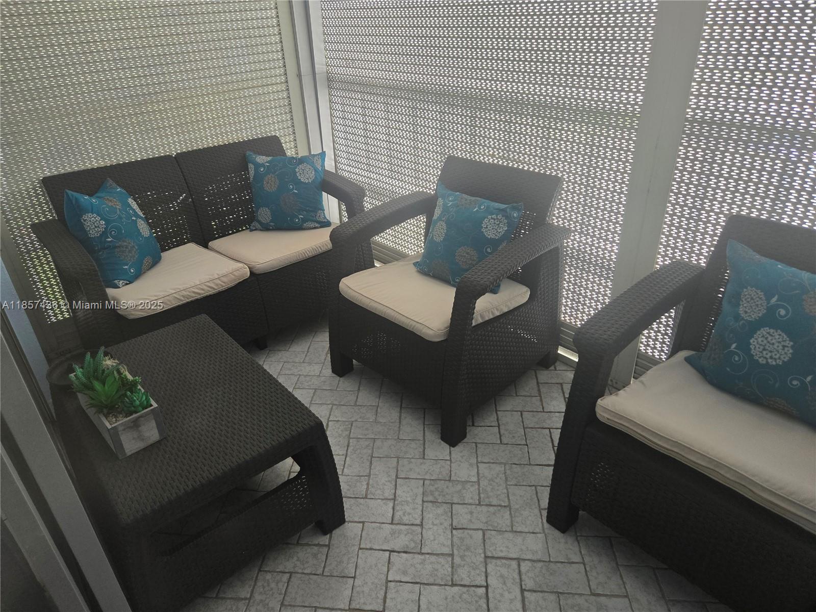 302 2 / 2 899 sq. ft. $ 2025-08-12 0 foto