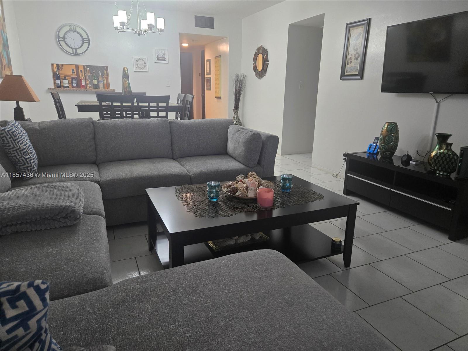 302 2 / 2 899 sq. ft. $ 2025-08-12 0 foto