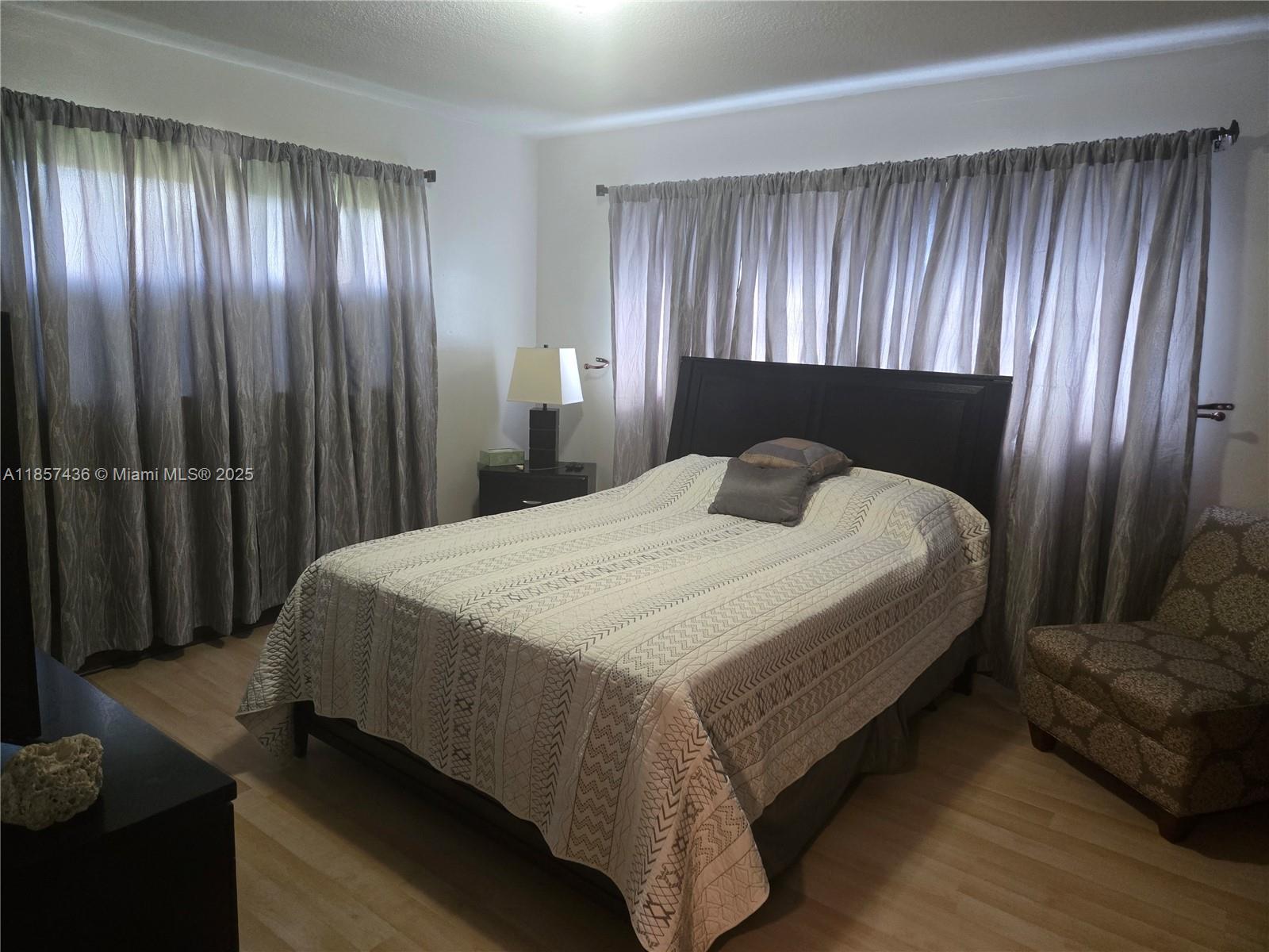 302 2 / 2 899 sq. ft. $ 2025-08-12 0 foto