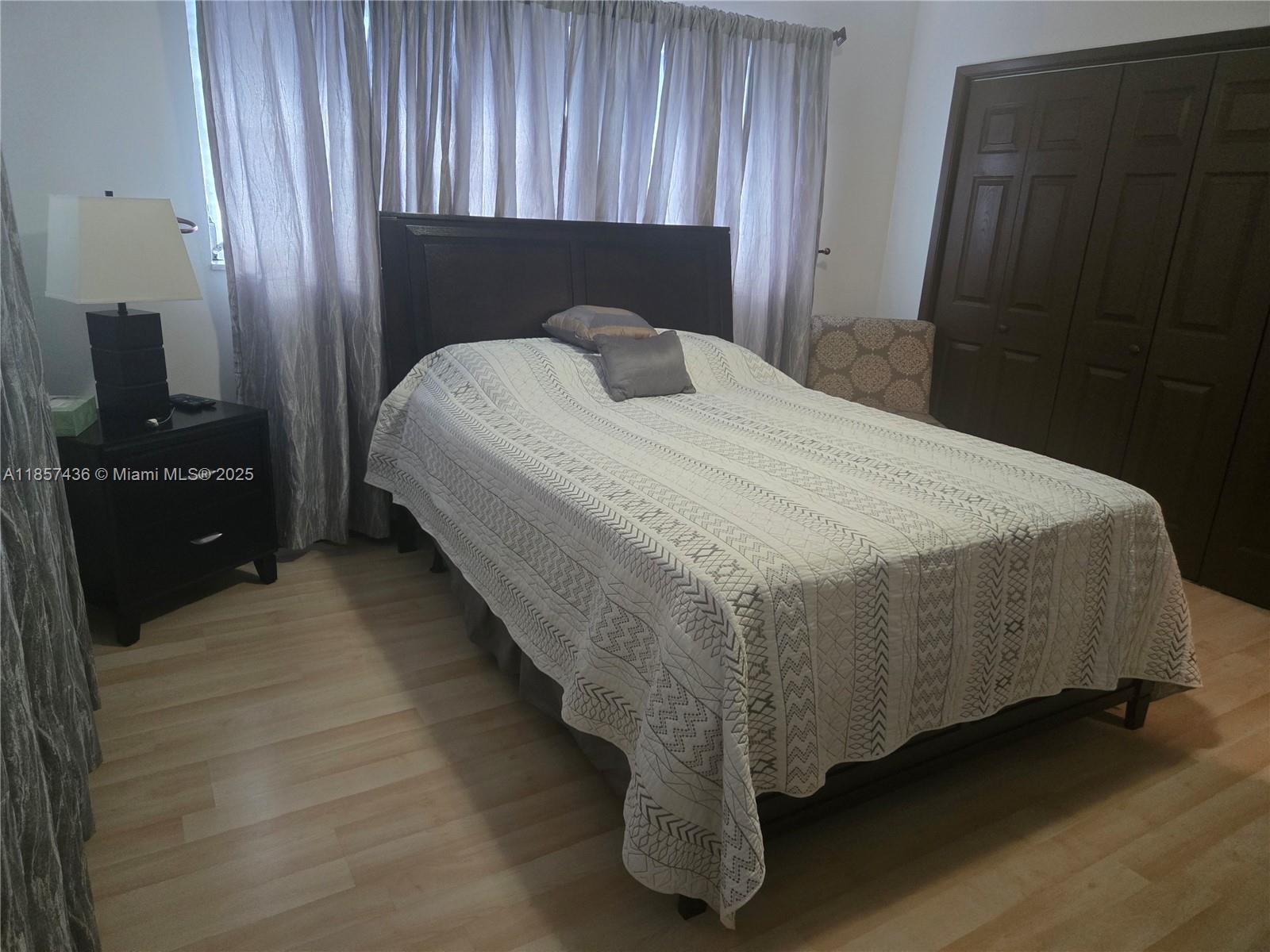 302 2 / 2 899 sq. ft. $ 2025-08-12 0 foto
