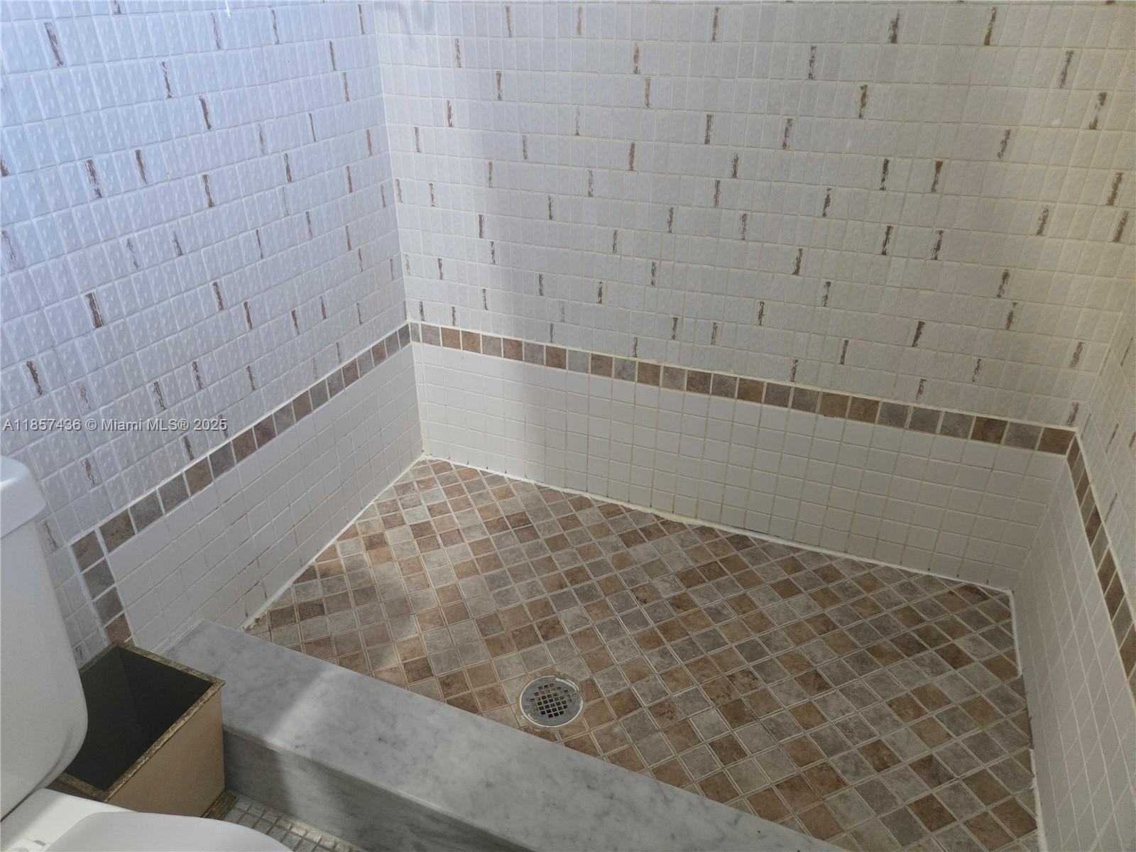 302 2 / 2 899 sq. ft. $ 2025-08-12 0 foto