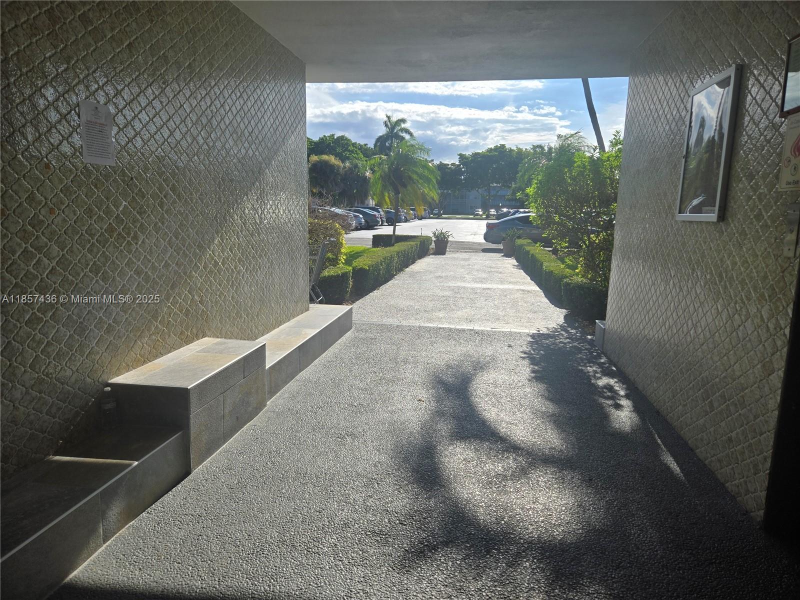 302 2 / 2 899 sq. ft. $ 2025-08-12 0 foto