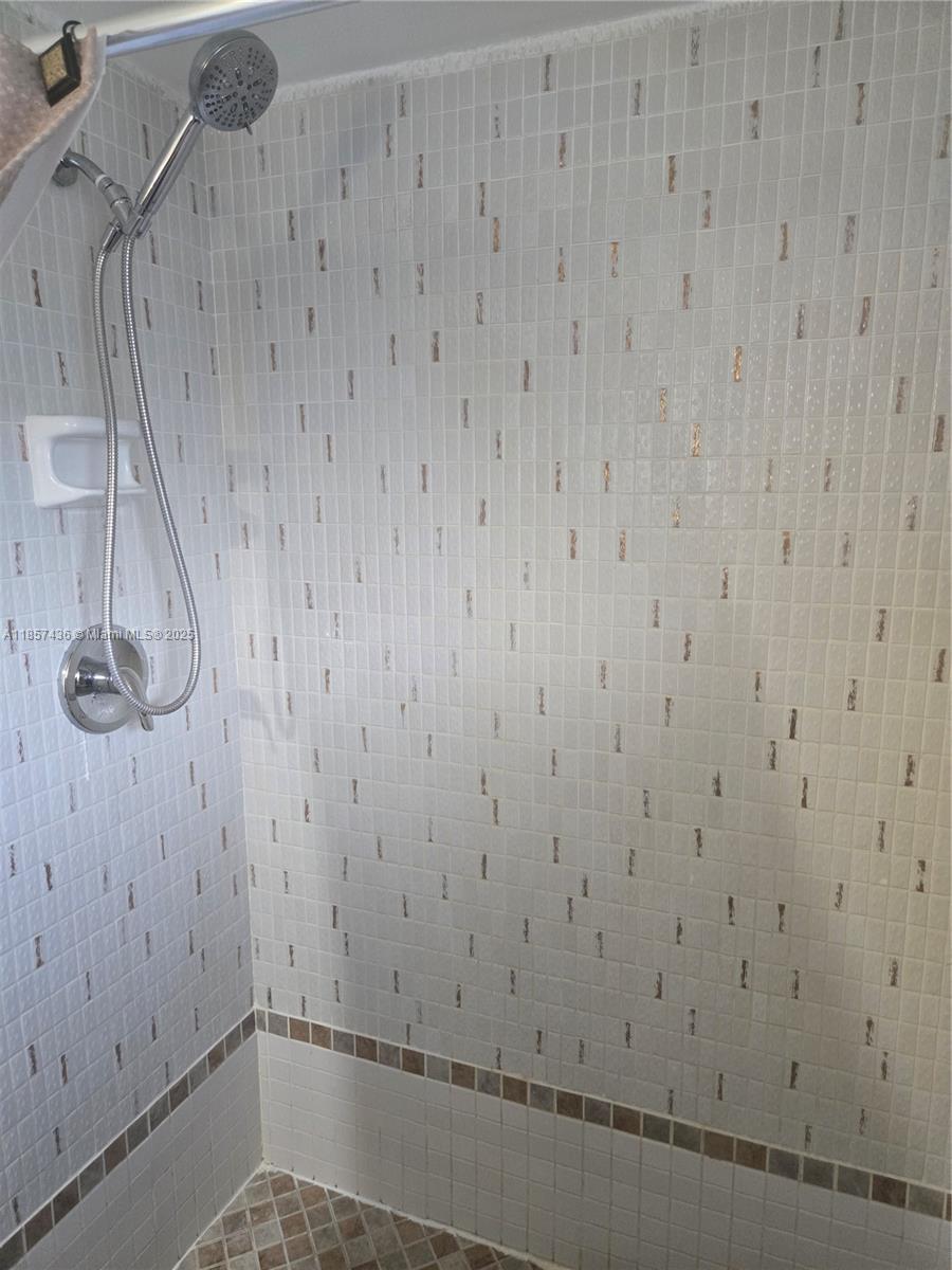 302 2 / 2 899 sq. ft. $ 2025-08-12 0 foto