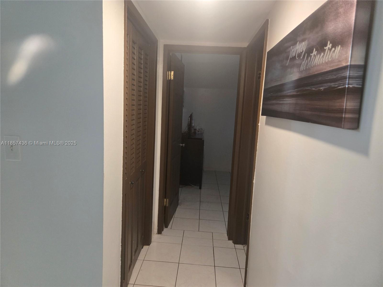 302 2 / 2 899 sq. ft. $ 2025-08-12 0 foto