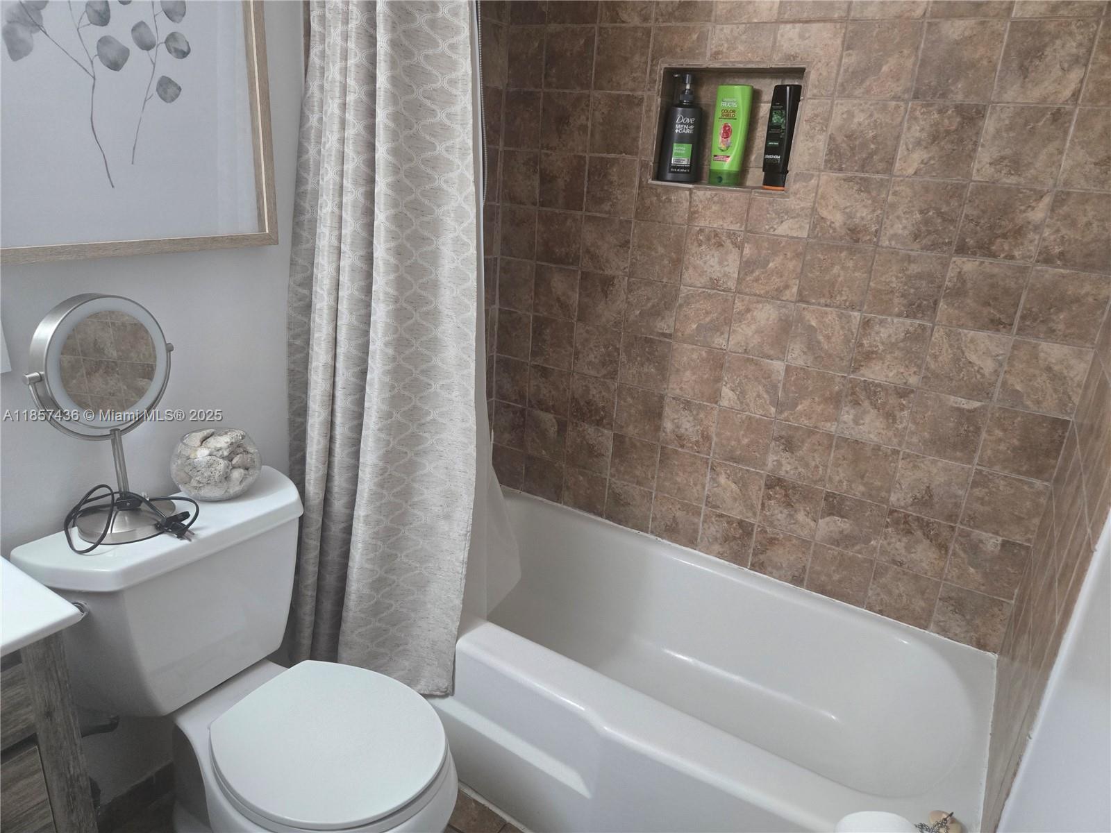 302 2 / 2 899 sq. ft. $ 2025-08-12 0 foto