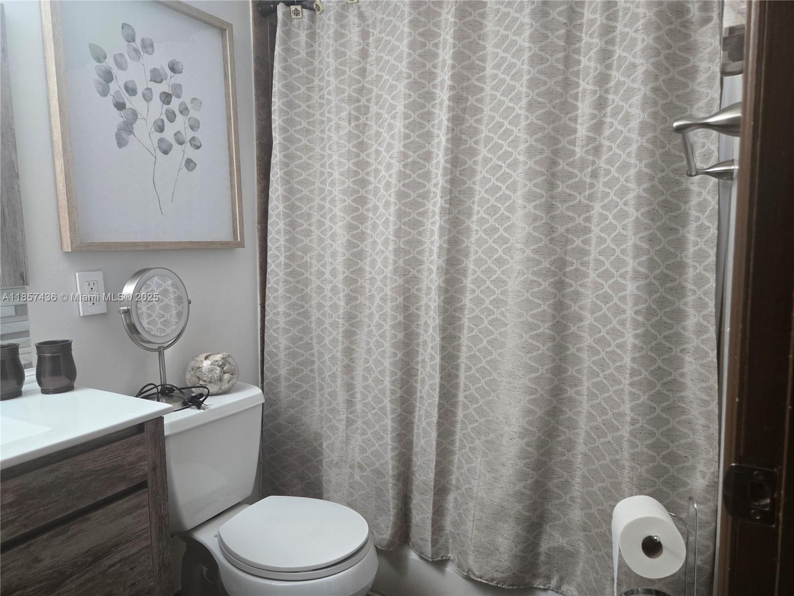 302 2 / 2 899 sq. ft. $ 2025-08-12 0 foto