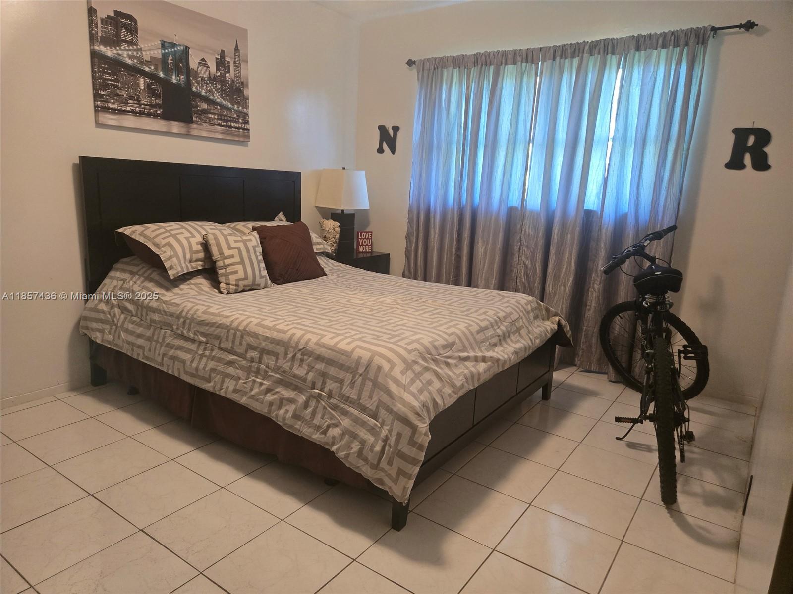 302 2 / 2 899 sq. ft. $ 2025-08-12 0 foto