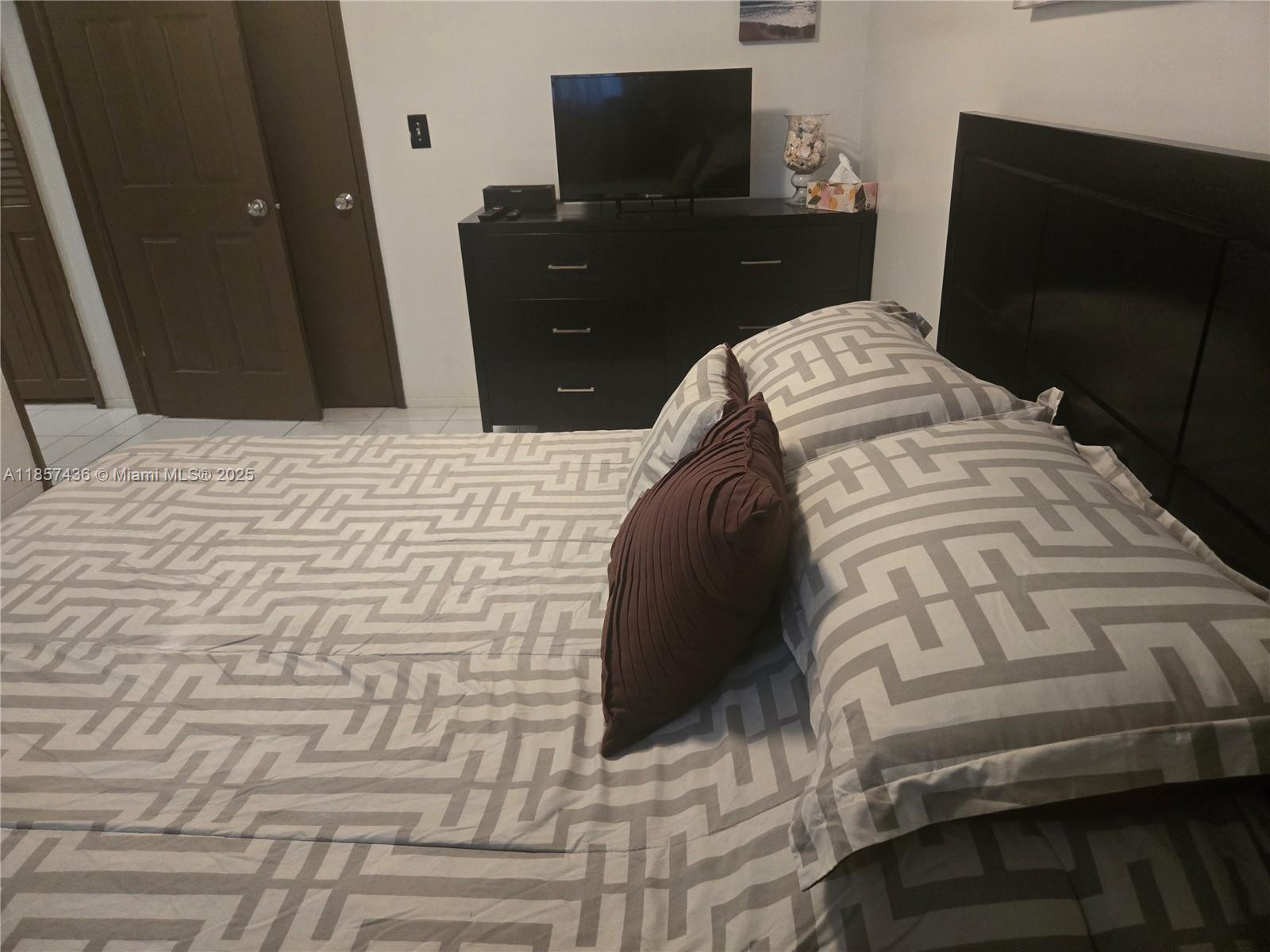 302 2 / 2 899 sq. ft. $ 2025-08-12 0 foto