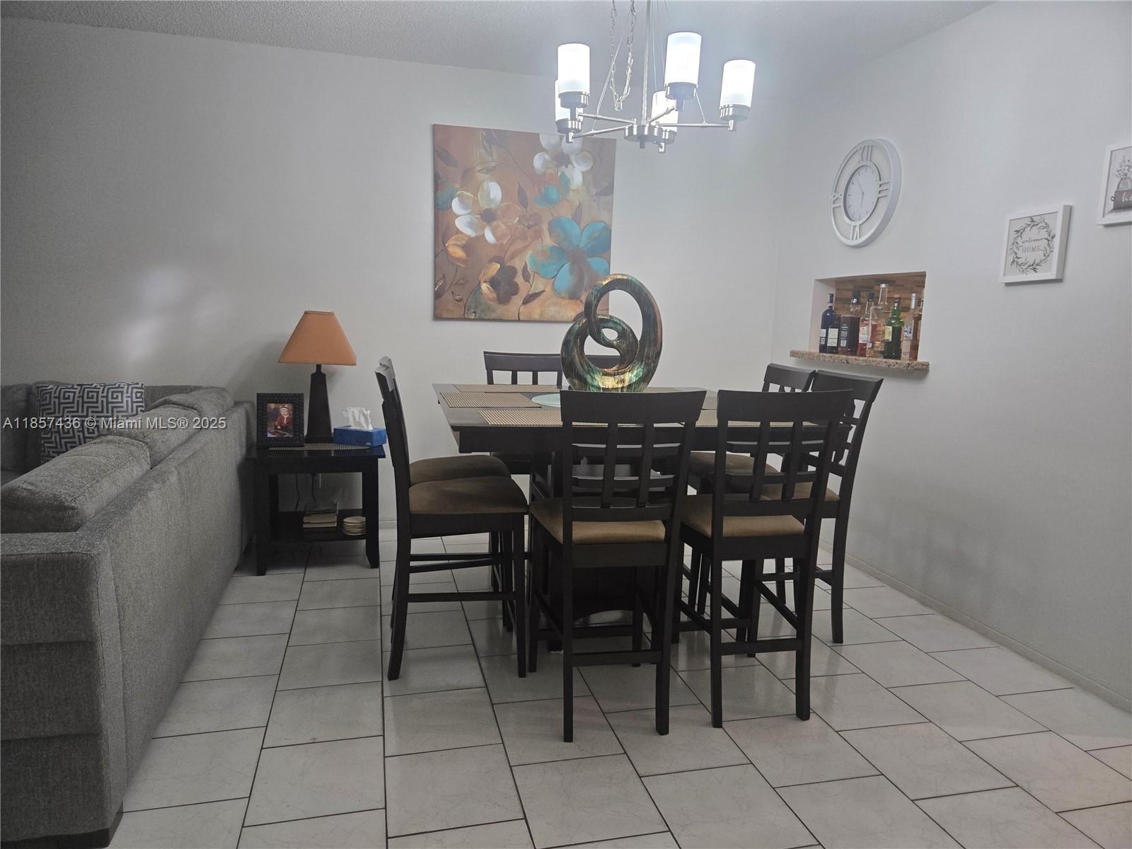 302 2 / 2 899 sq. ft. $ 2025-08-12 0 foto