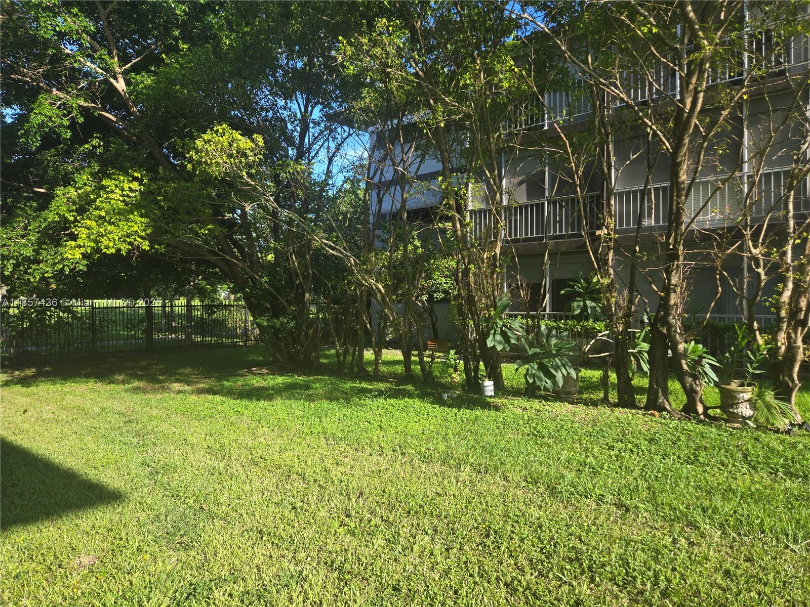 302 2 / 2 899 sq. ft. $ 2025-08-12 0 foto