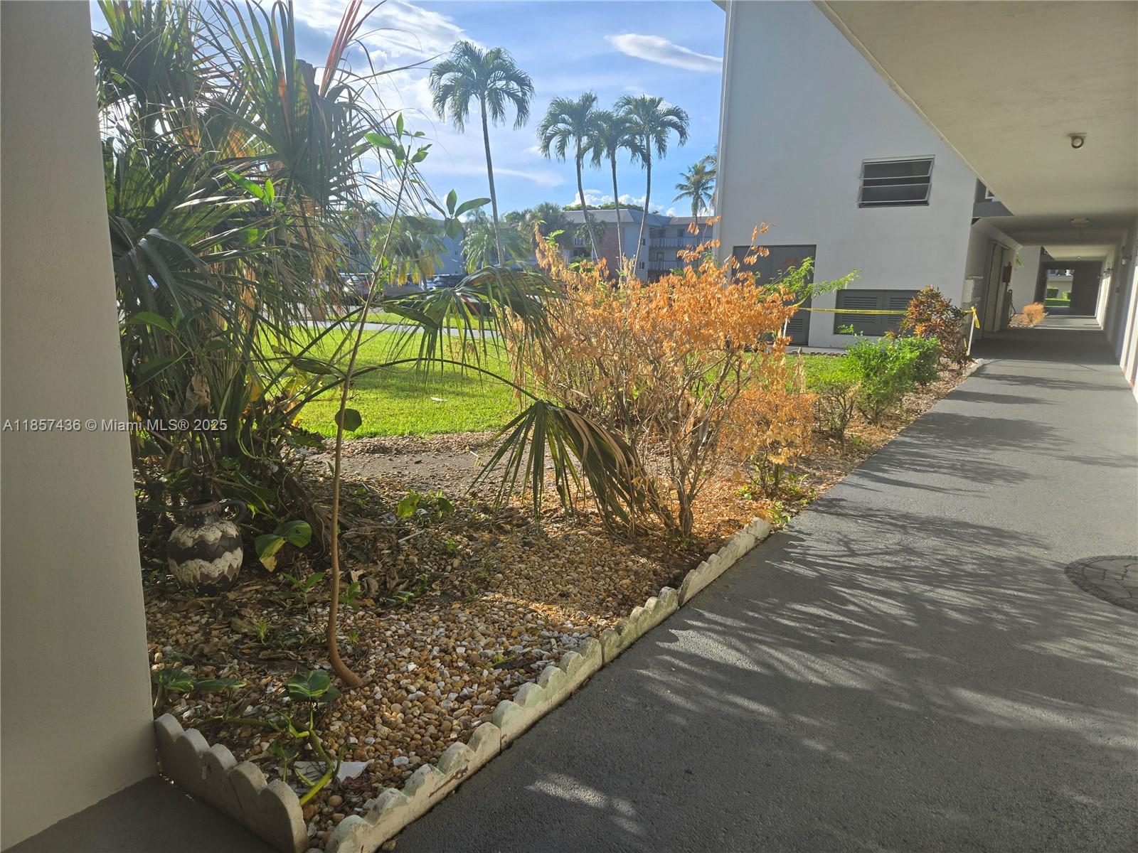 302 2 / 2 899 sq. ft. $ 2025-08-12 0 foto