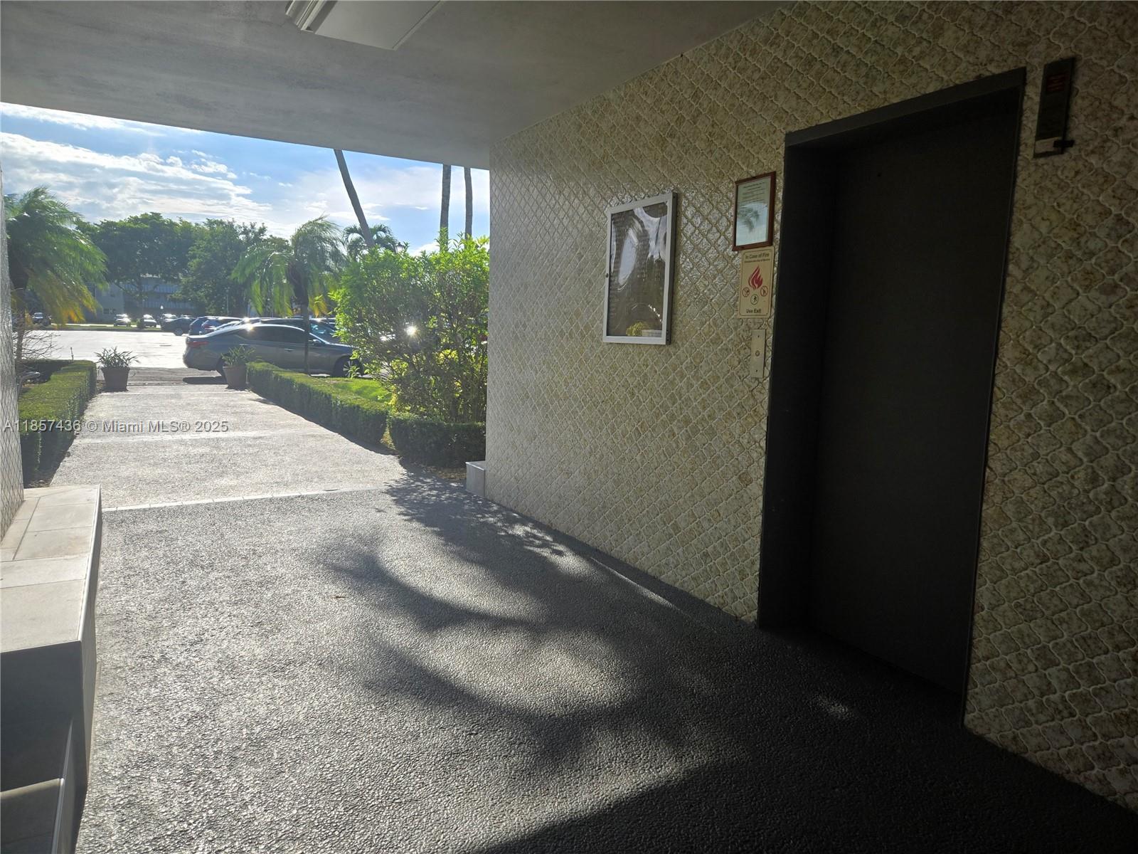 302 2 / 2 899 sq. ft. $ 2025-08-12 0 foto
