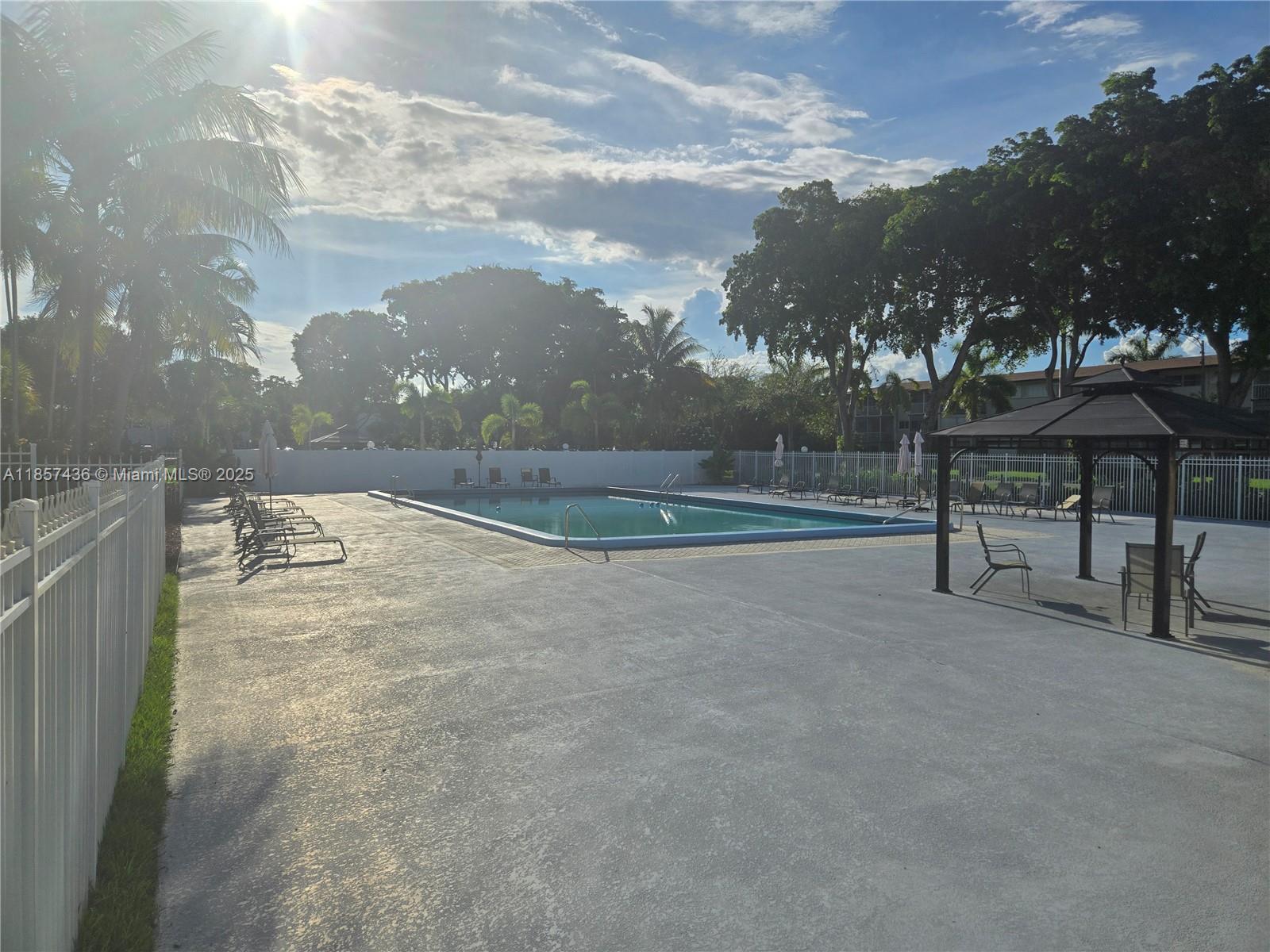 302 2 / 2 899 sq. ft. $ 2025-08-12 0 foto