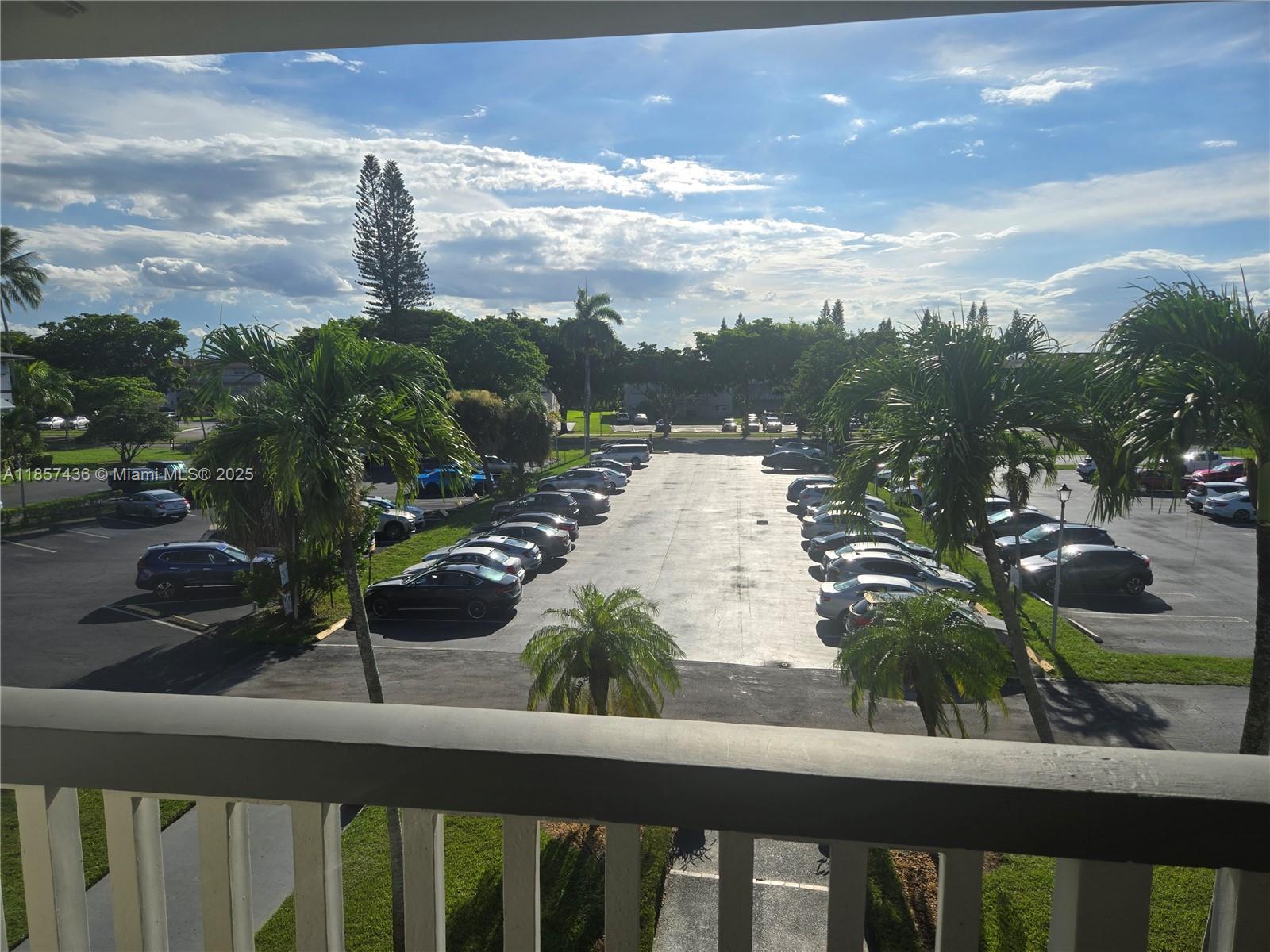 302 2 / 2 899 sq. ft. $ 2025-08-12 0 foto