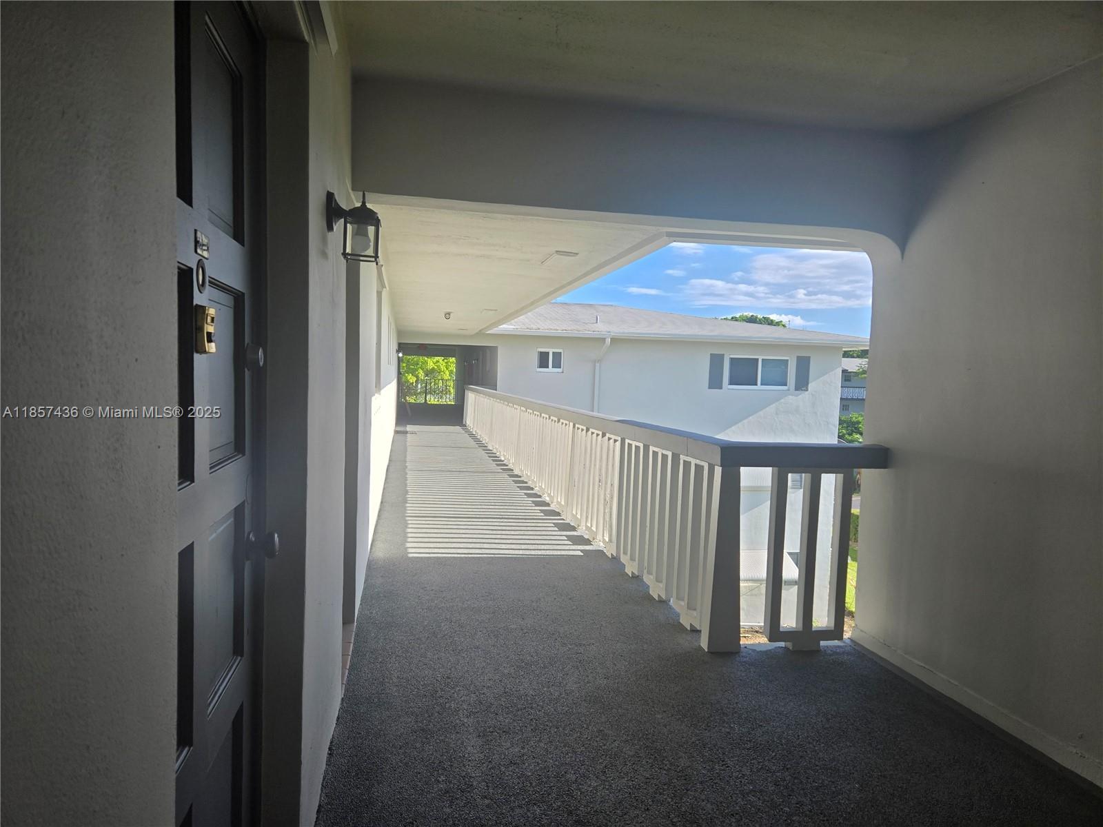 302 2 / 2 899 sq. ft. $ 2025-08-12 0 foto