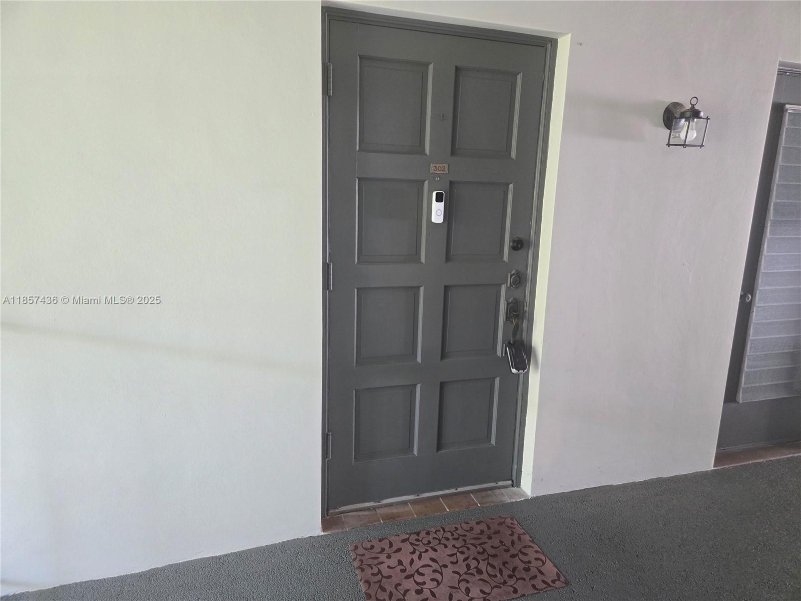 302 2 / 2 899 sq. ft. $ 2025-08-12 0 foto