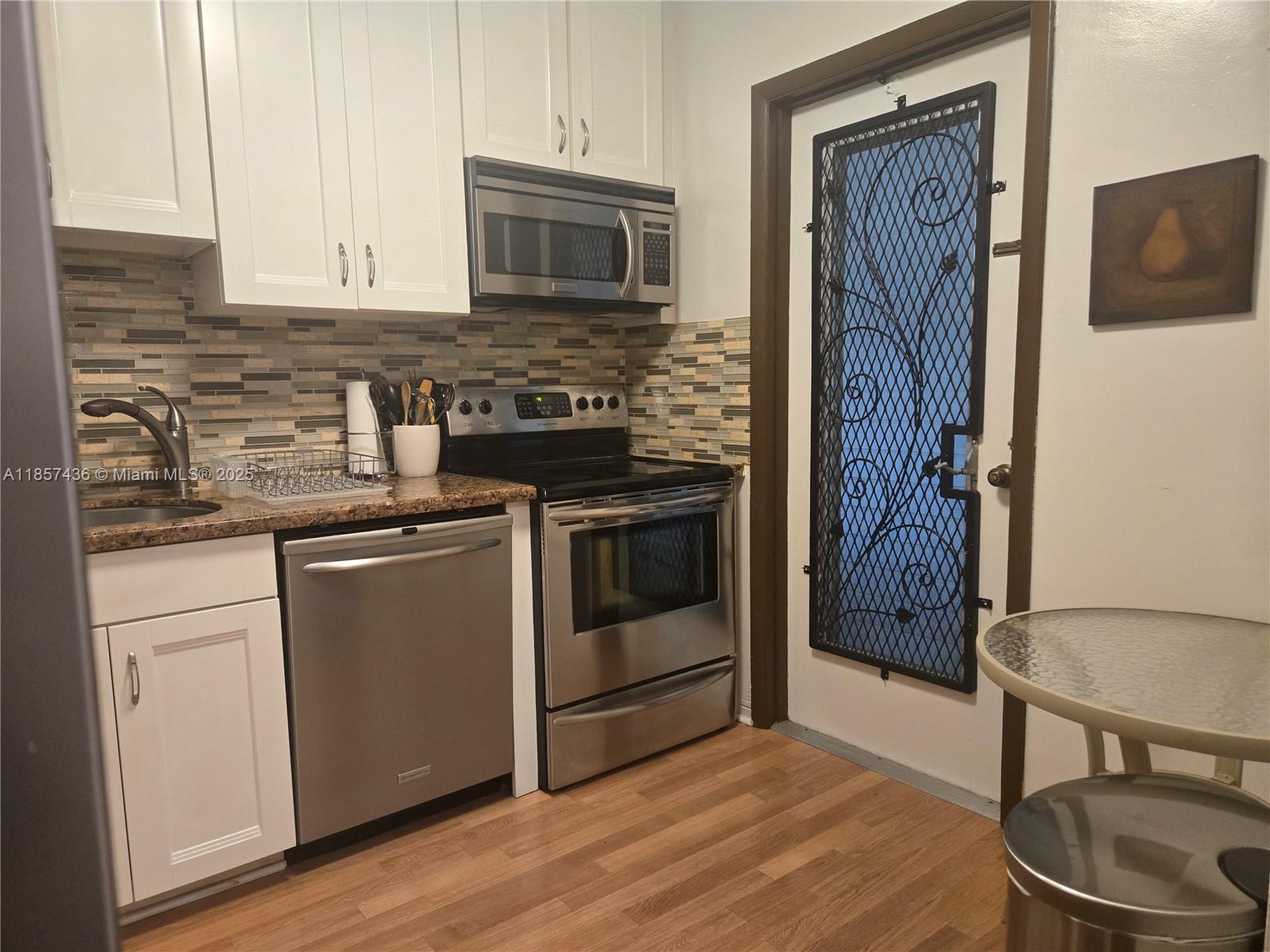 302 2 / 2 899 sq. ft. $ 2025-08-12 0 foto
