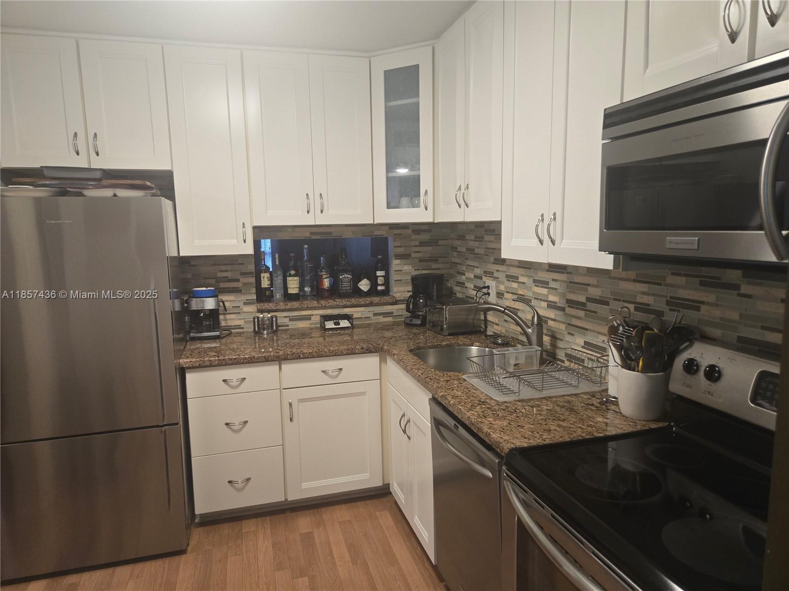 302 2 / 2 899 sq. ft. $ 2025-08-12 0 foto