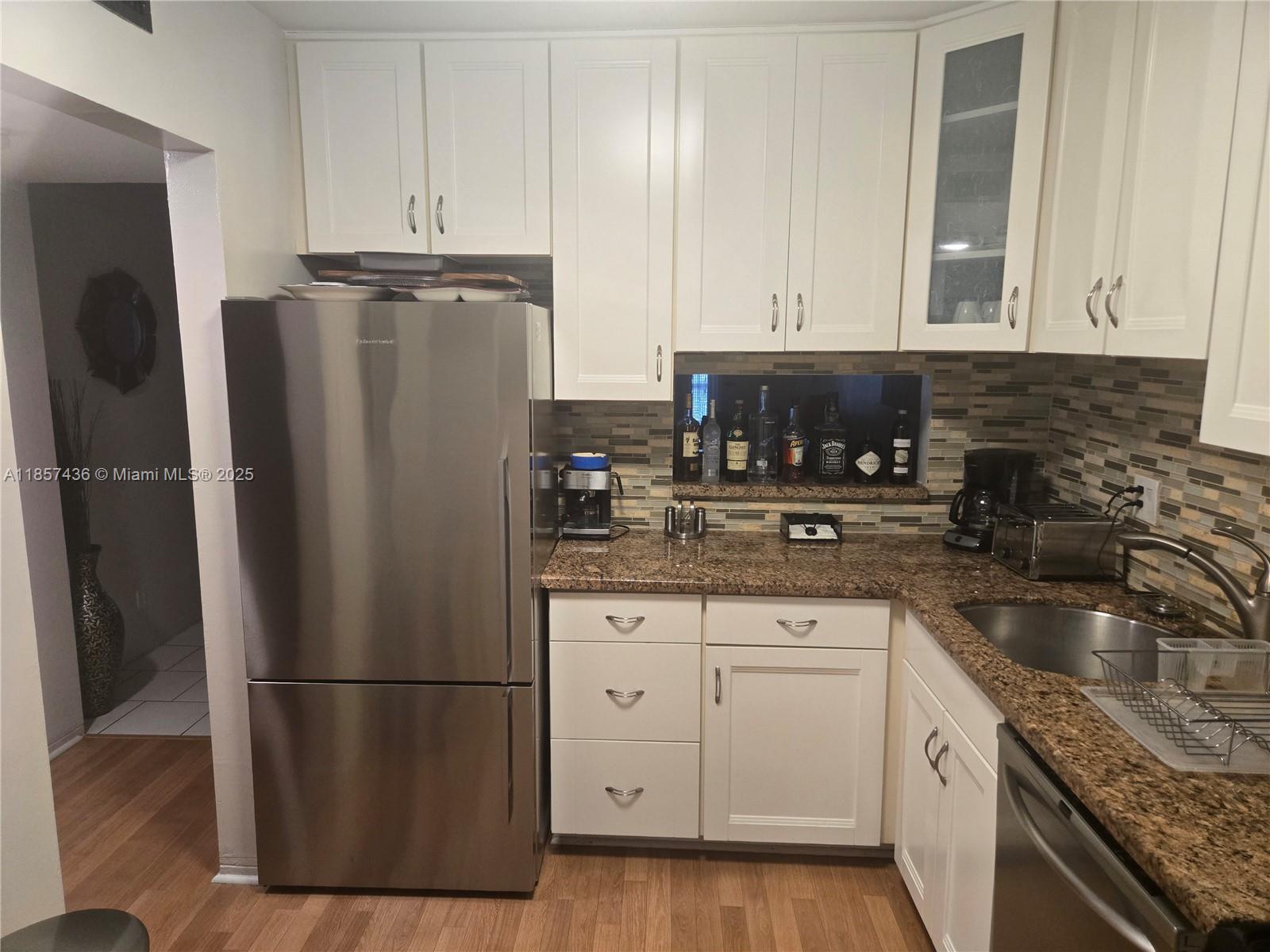 302 2 / 2 899 sq. ft. $ 2025-08-12 0 foto