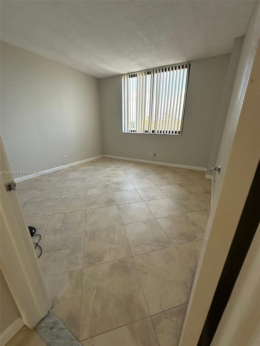 Ver detalles 401 2 / 2 1150 sq. ft. $ 2025-08-12 0 foto