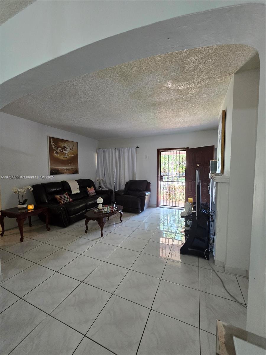   /  2569 sq. ft. $ 2025-08-12 0 Photo