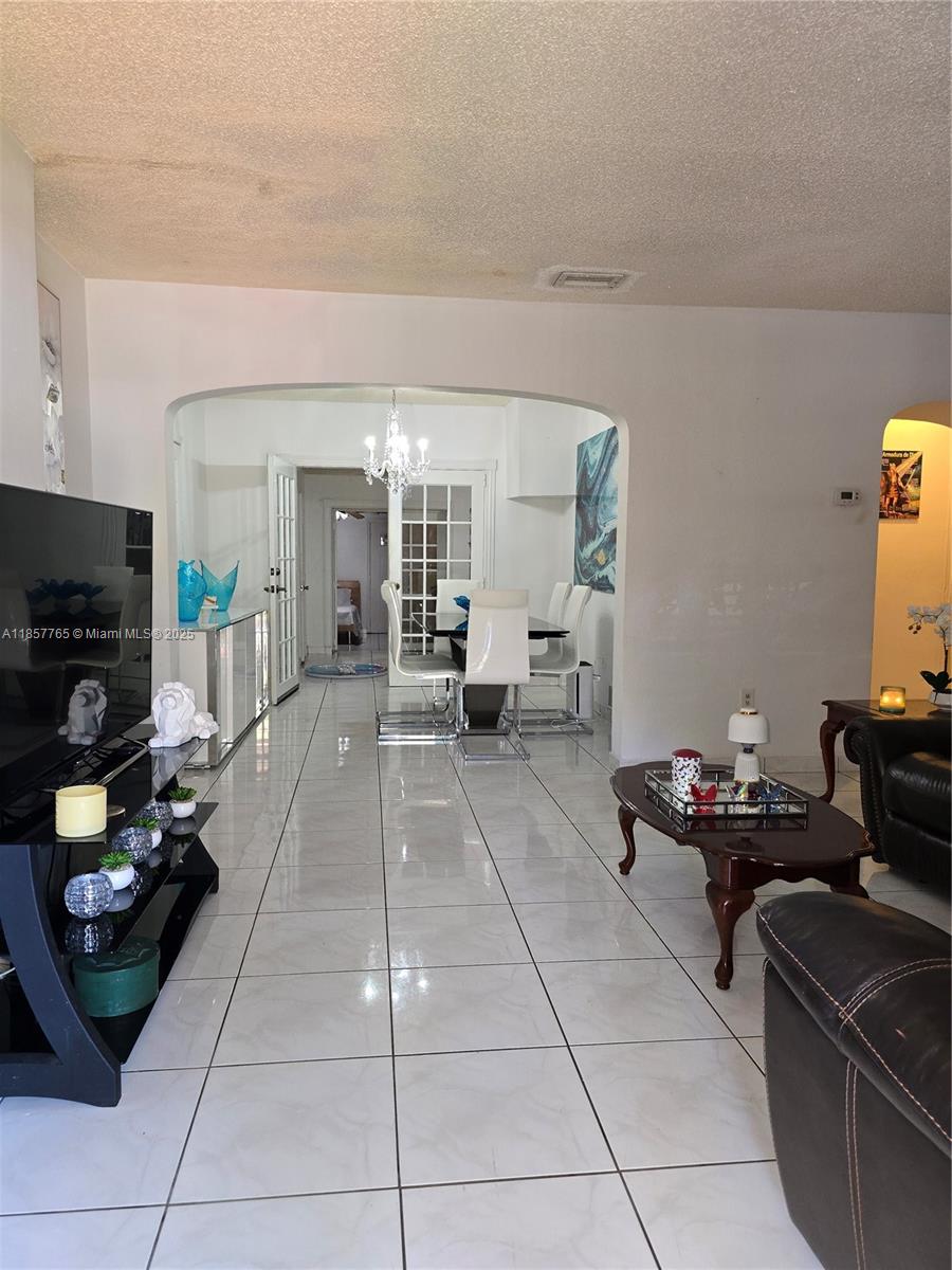   /  2569 sq. ft. $ 2025-08-12 0 Photo