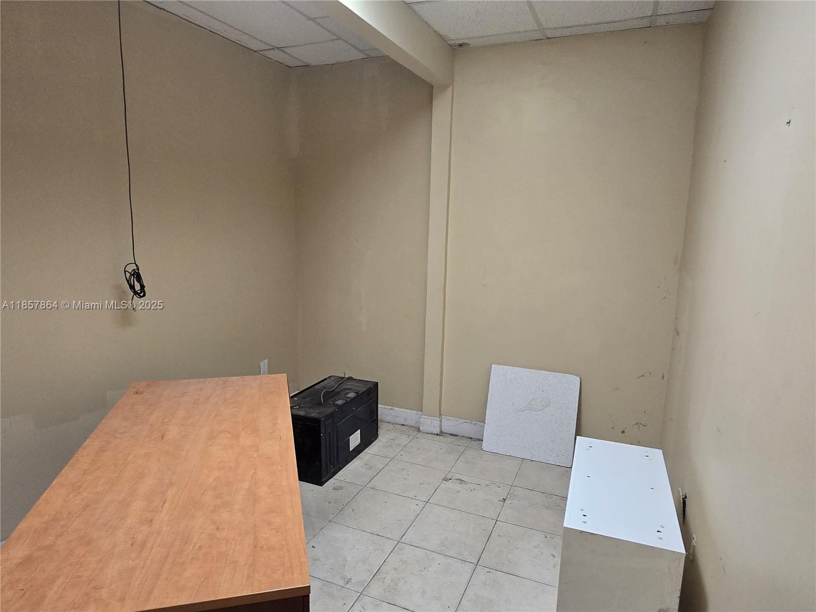  /   кв.футов $ 2025-08-13 0 Фото
