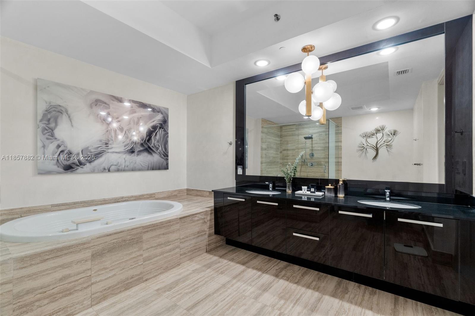 907 3 / 3 2106 sq. ft. $ 2025-08-13 0 foto