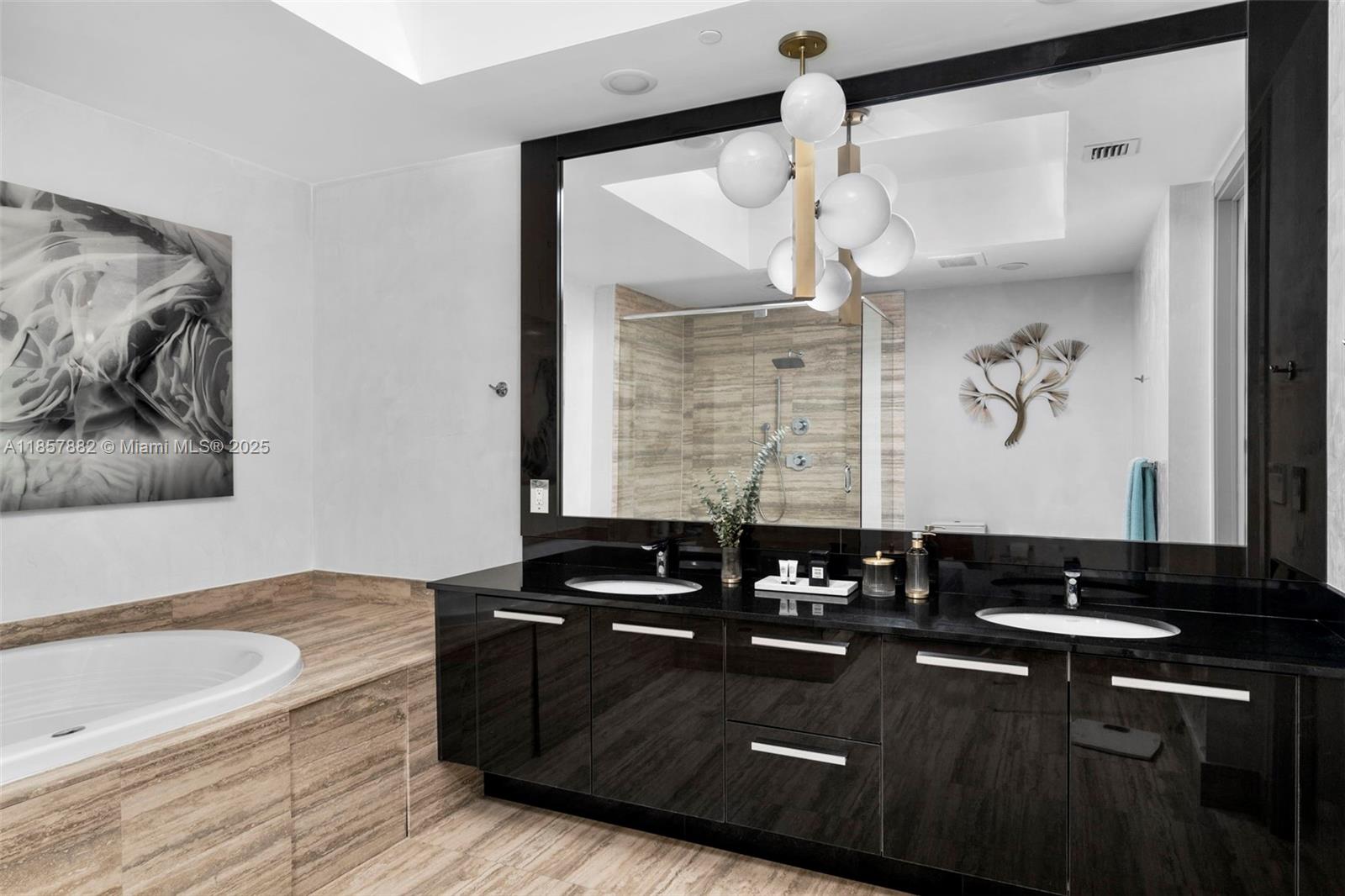 907 3 / 3 2106 sq. ft. $ 2025-08-13 0 foto