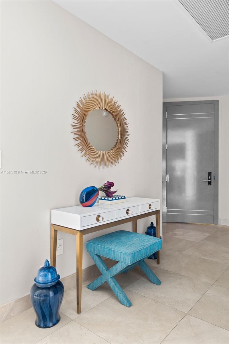 907 3 / 3 2106 sq. ft. $ 2025-08-13 0 foto