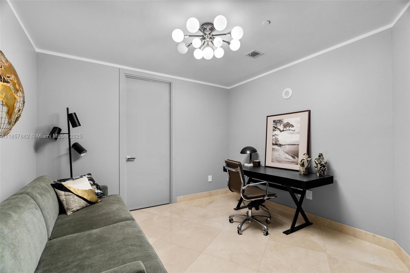 907 3 / 3 2106 sq. ft. $ 2025-08-13 0 foto