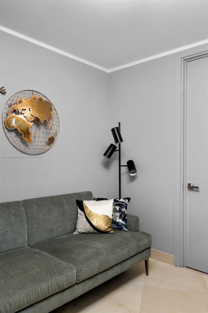 907 3 / 3 2106 sq. ft. $ 2025-08-13 0 foto