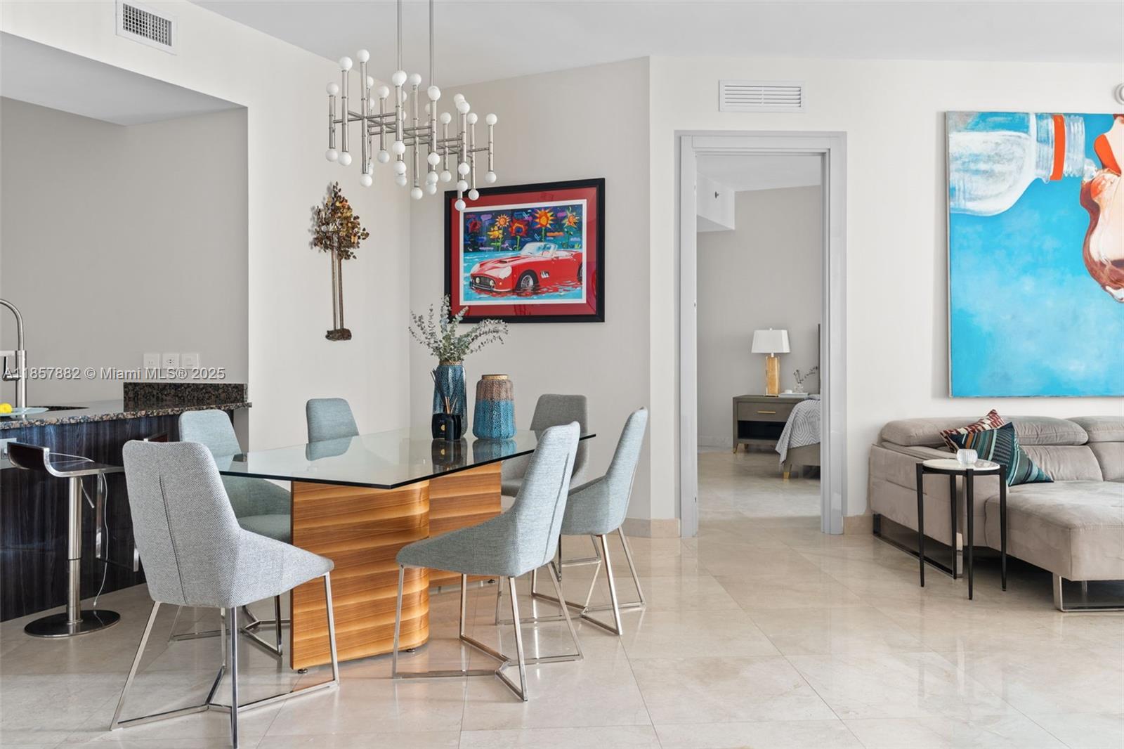 907 3 / 3 2106 sq. ft. $ 2025-08-13 0 foto